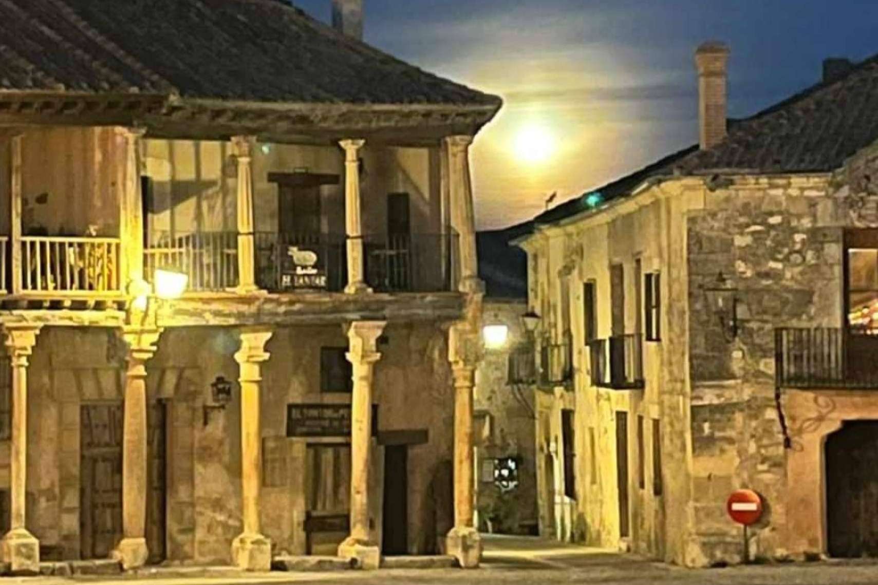 Auténtico y tradicional lechazo asado en horno de leña en Pedraza con La Olma