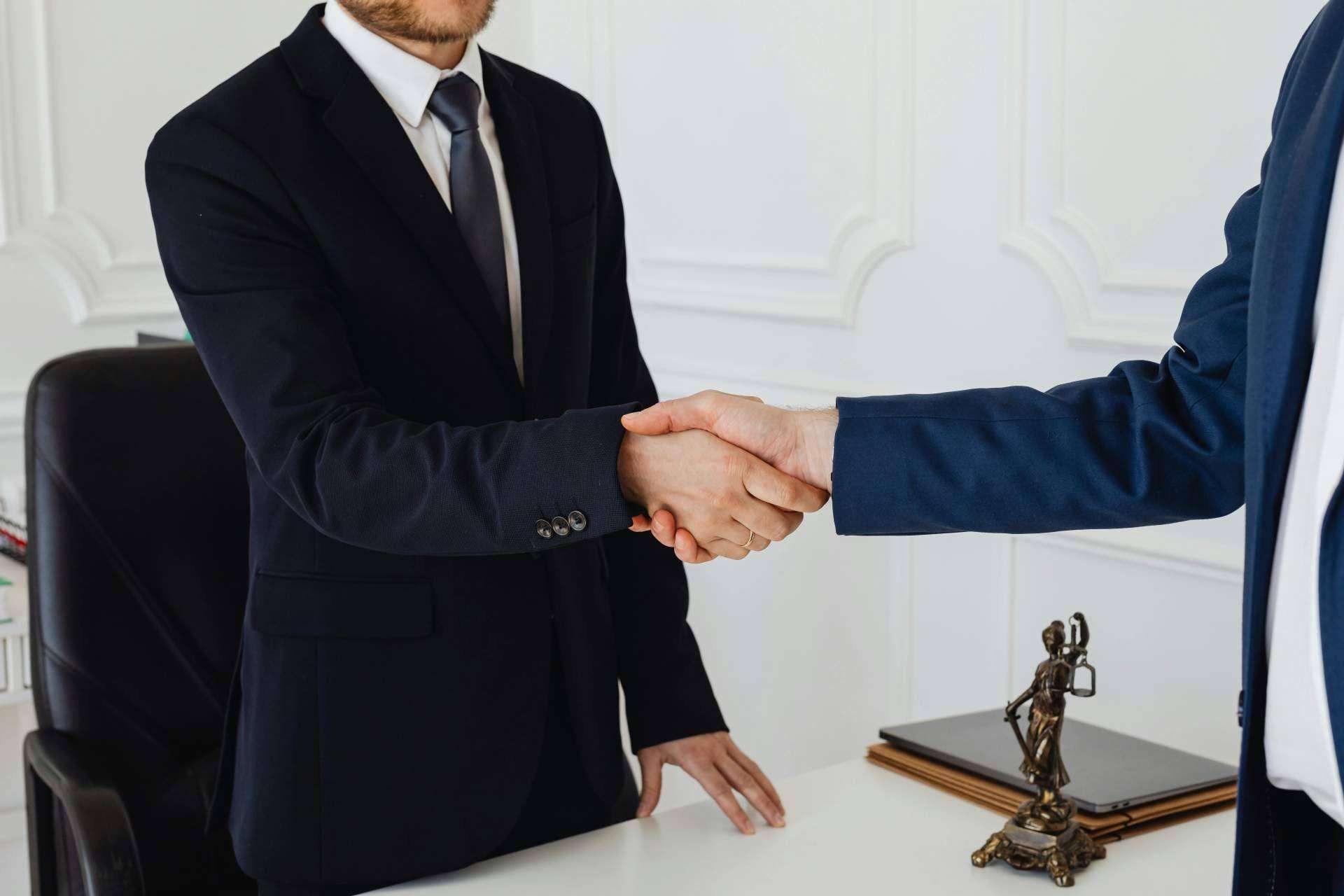 ¿Por qué es importante contar con un abogado mercantil especializado en contratos?
