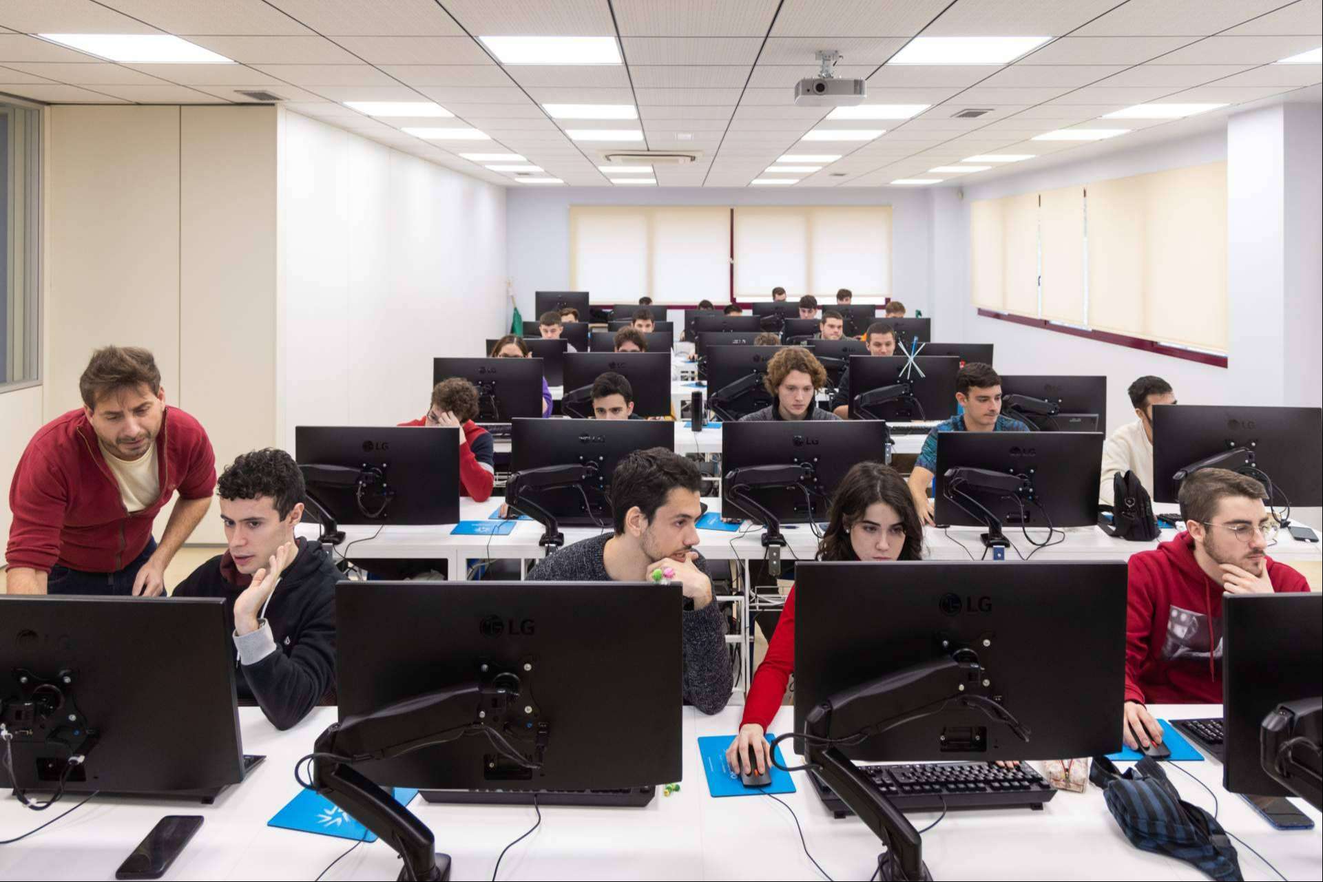 Razones para cursar una formación profesional en grado superior de la mano de Centro San Valero