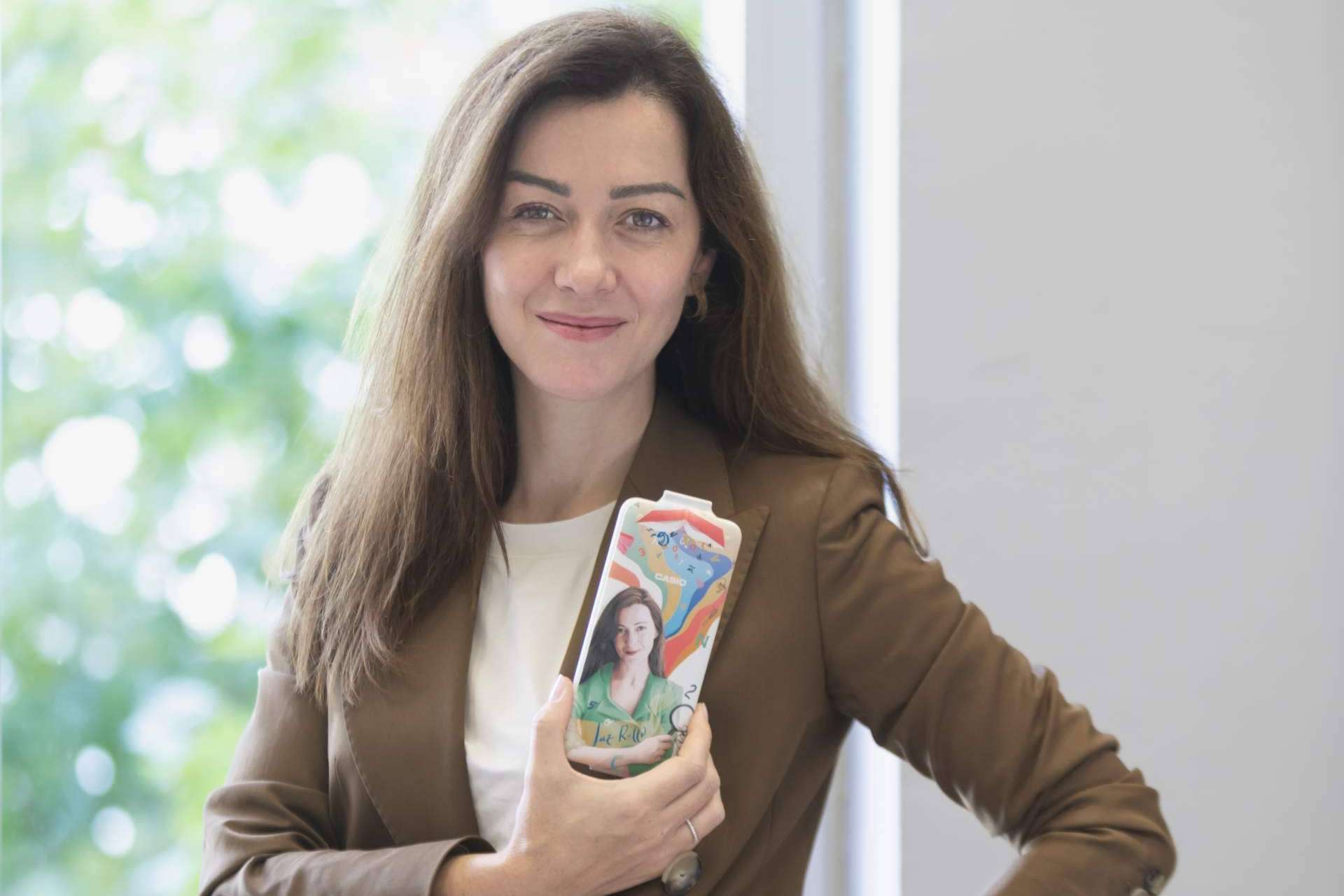 Casio ilustra con el rostro de Luz Rello una de sus nuevas calculadoras