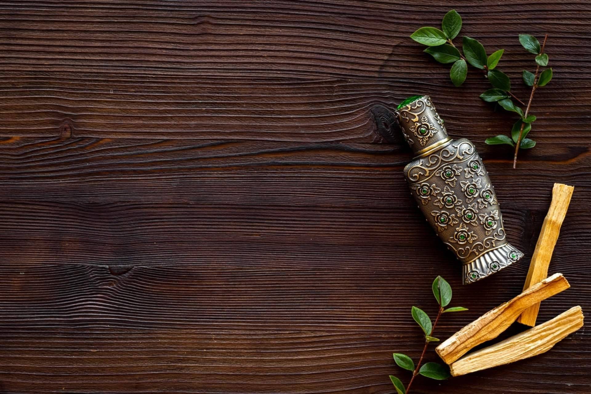 Tus Compras de Confianza lanza una colección de perfumes árabes de lujo con oud y rosa de Damasco