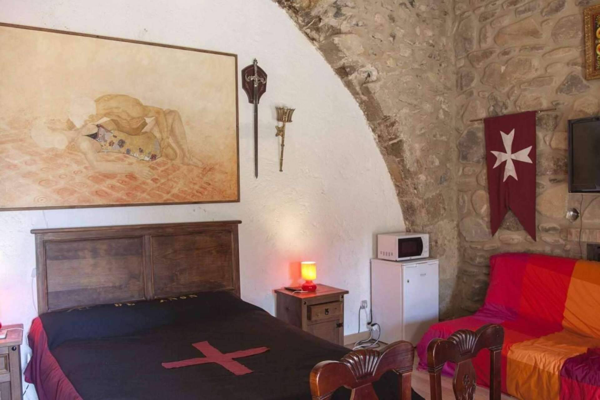 Un castillo con juglar incluido en plena naturaleza
