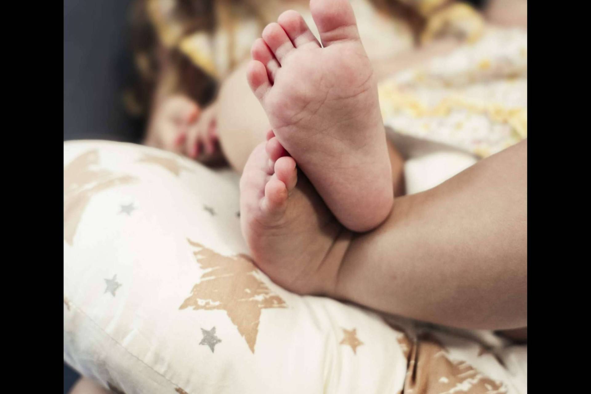 Comodidad y apoyo en los primeros días de lactancia materna con Sonora Baby