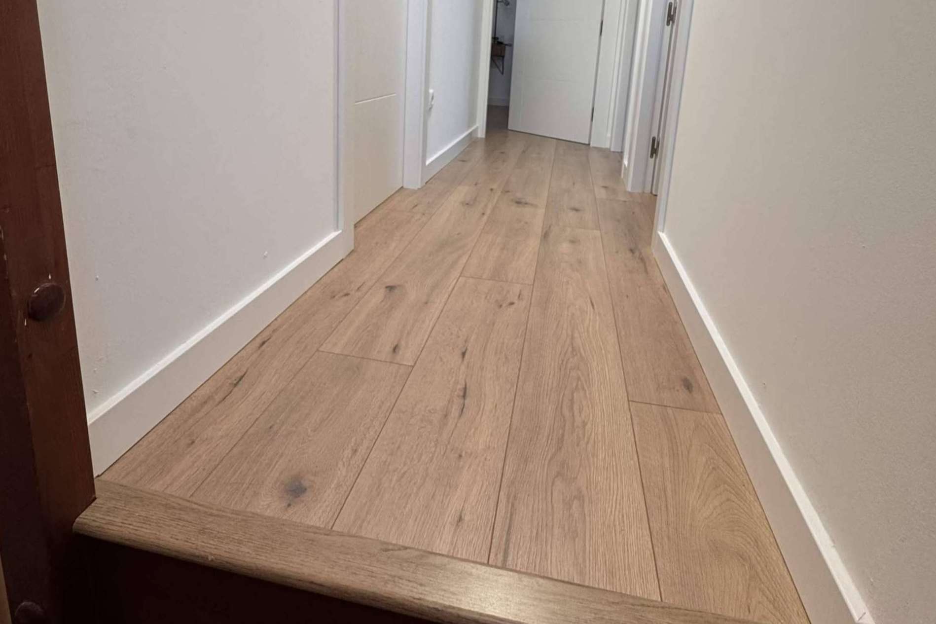 ApliService ofrece el servicio de instalación de suelos laminados vinílicos SPC en la provincia de Tarragona