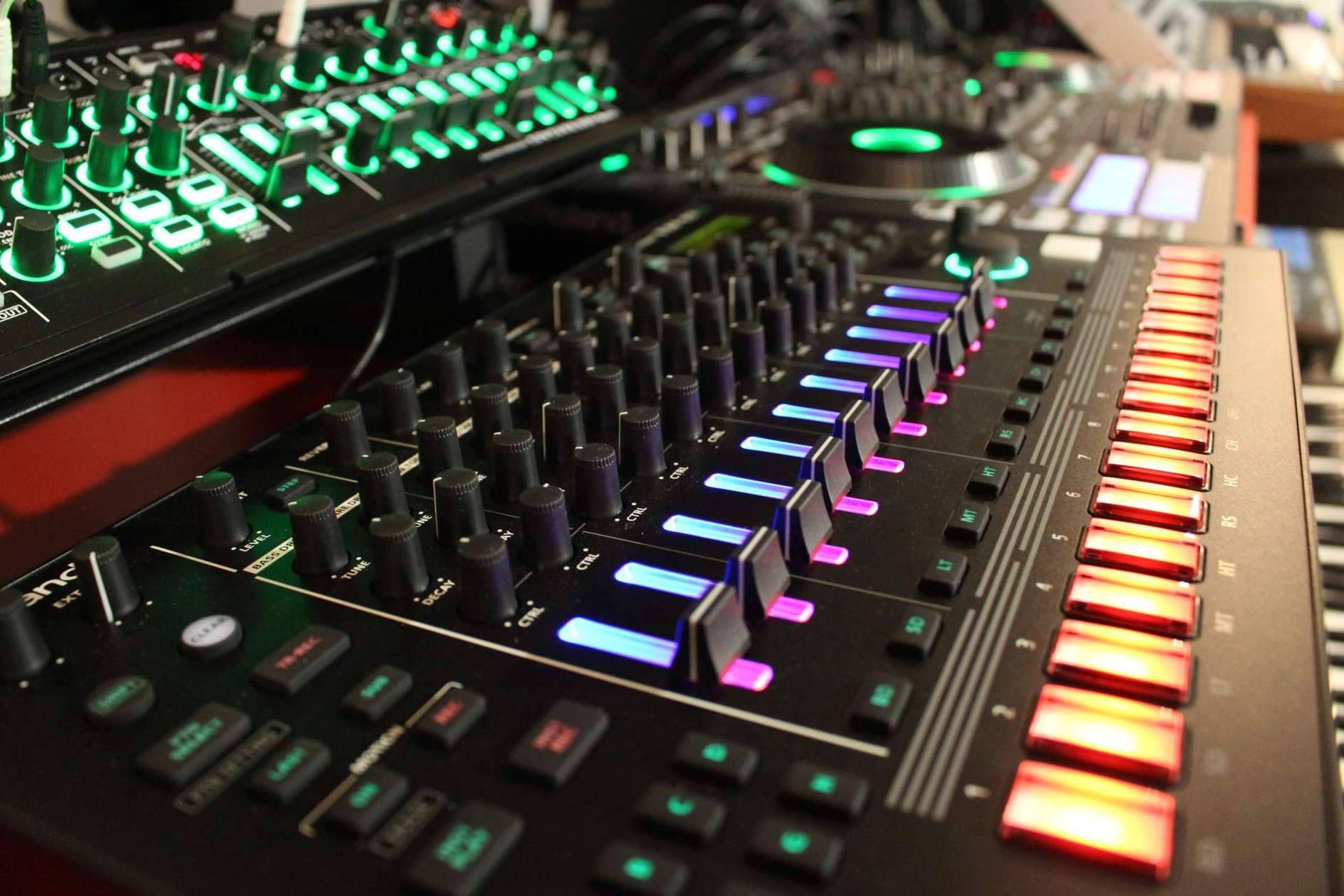 Auvisa, instrumentos musicales y equipo profesional para músicos de todos los niveles
