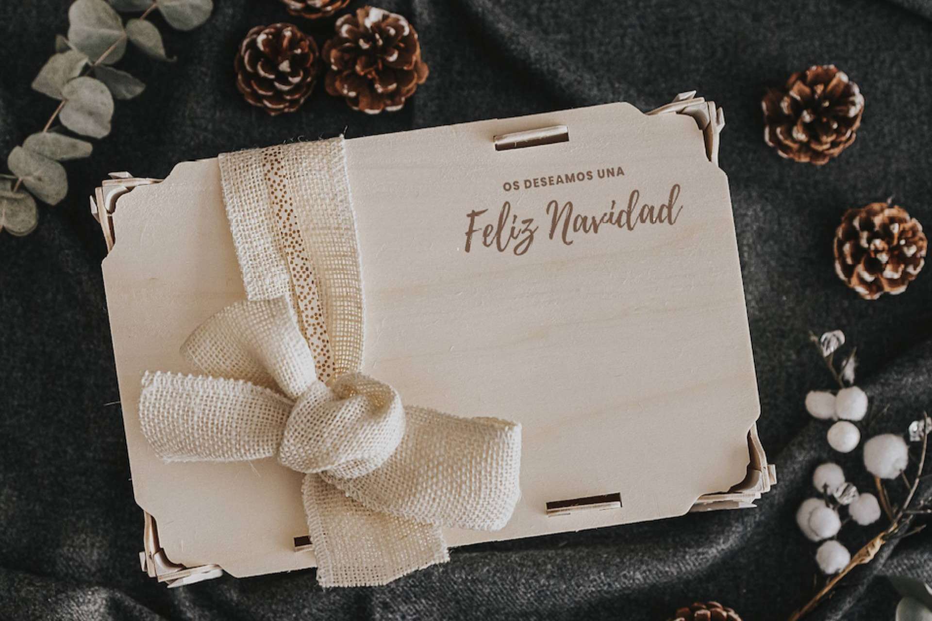 Darle un toque personal a las cestas de Navidad es posible con las cajas de madera de Sincla