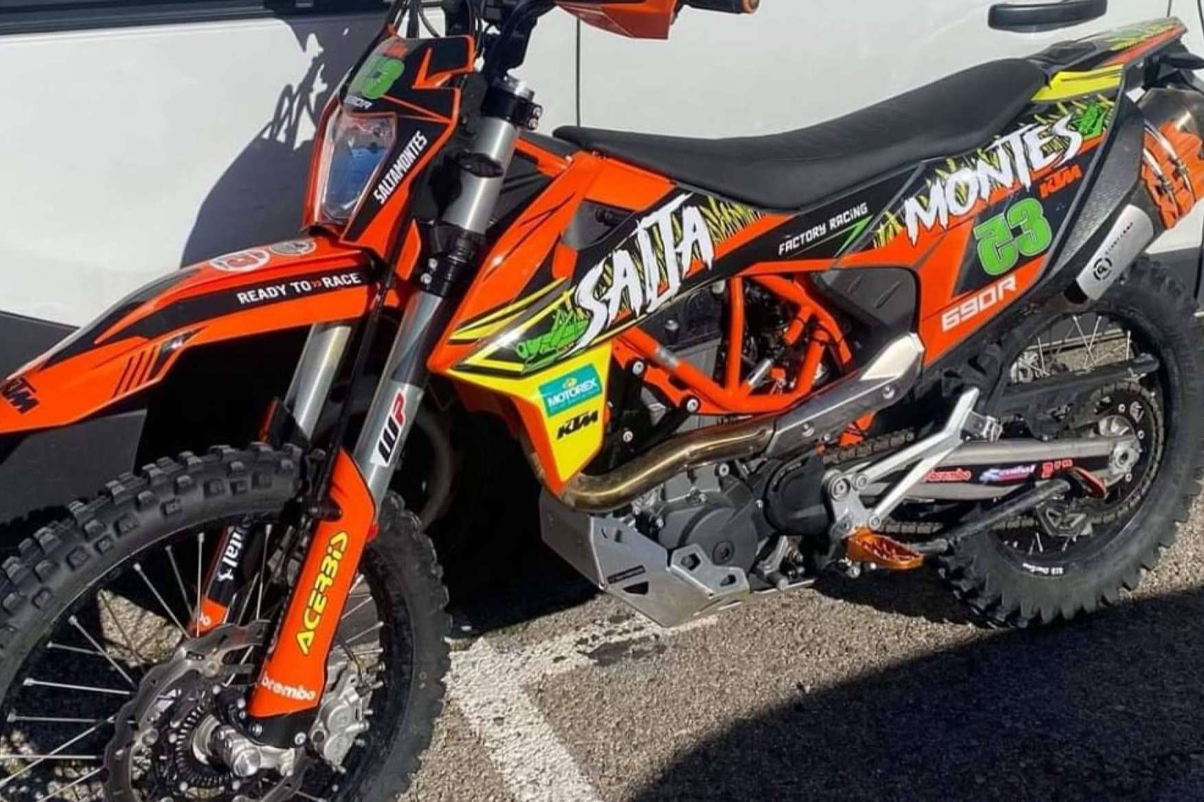 ADHESIVOSEMBARRADOS revoluciona el mercado de adhesivos para motos de enduro