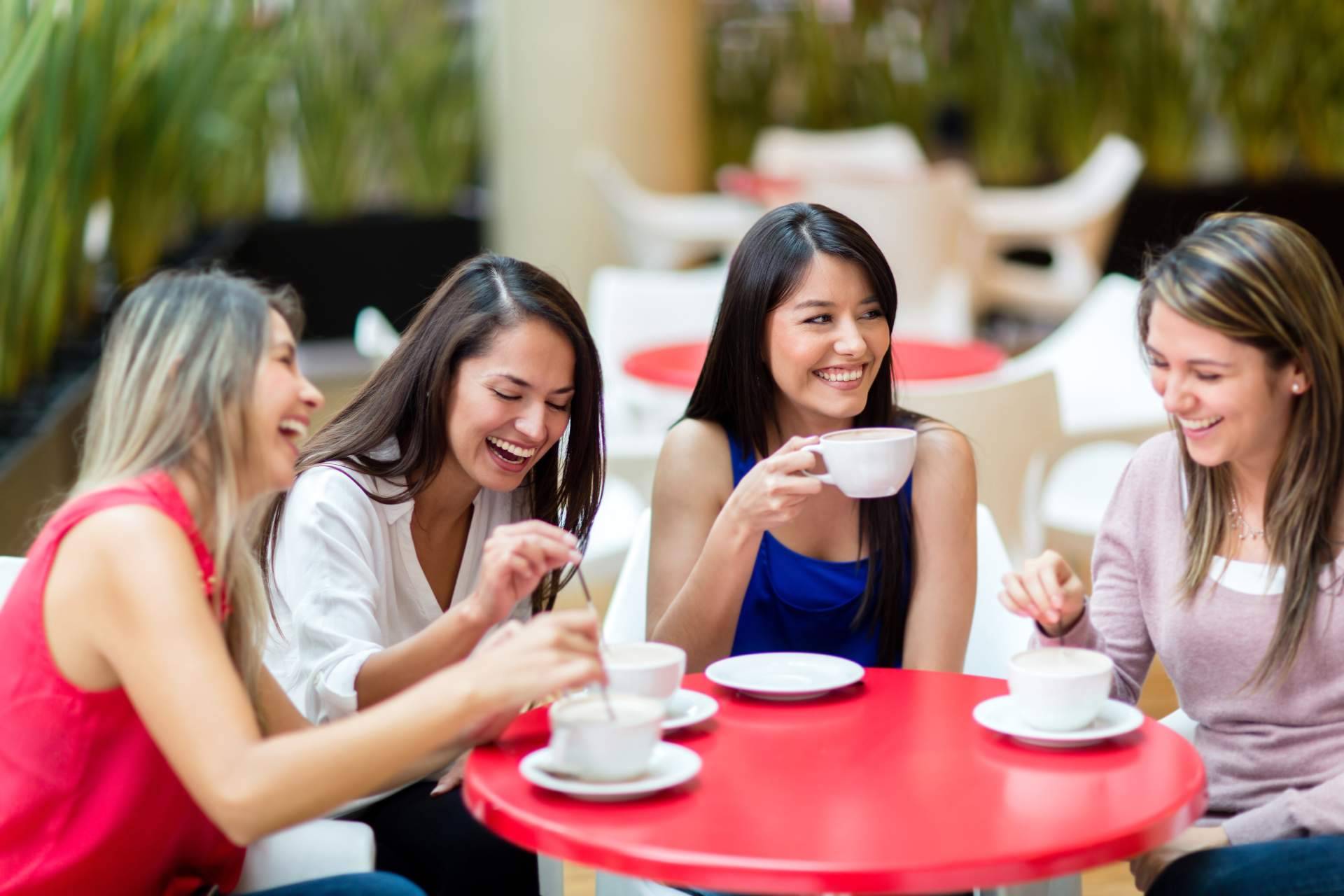 Chats Infinitos ofrece una propuesta de chat exclusiva para mujeres que rompe barreras digitales