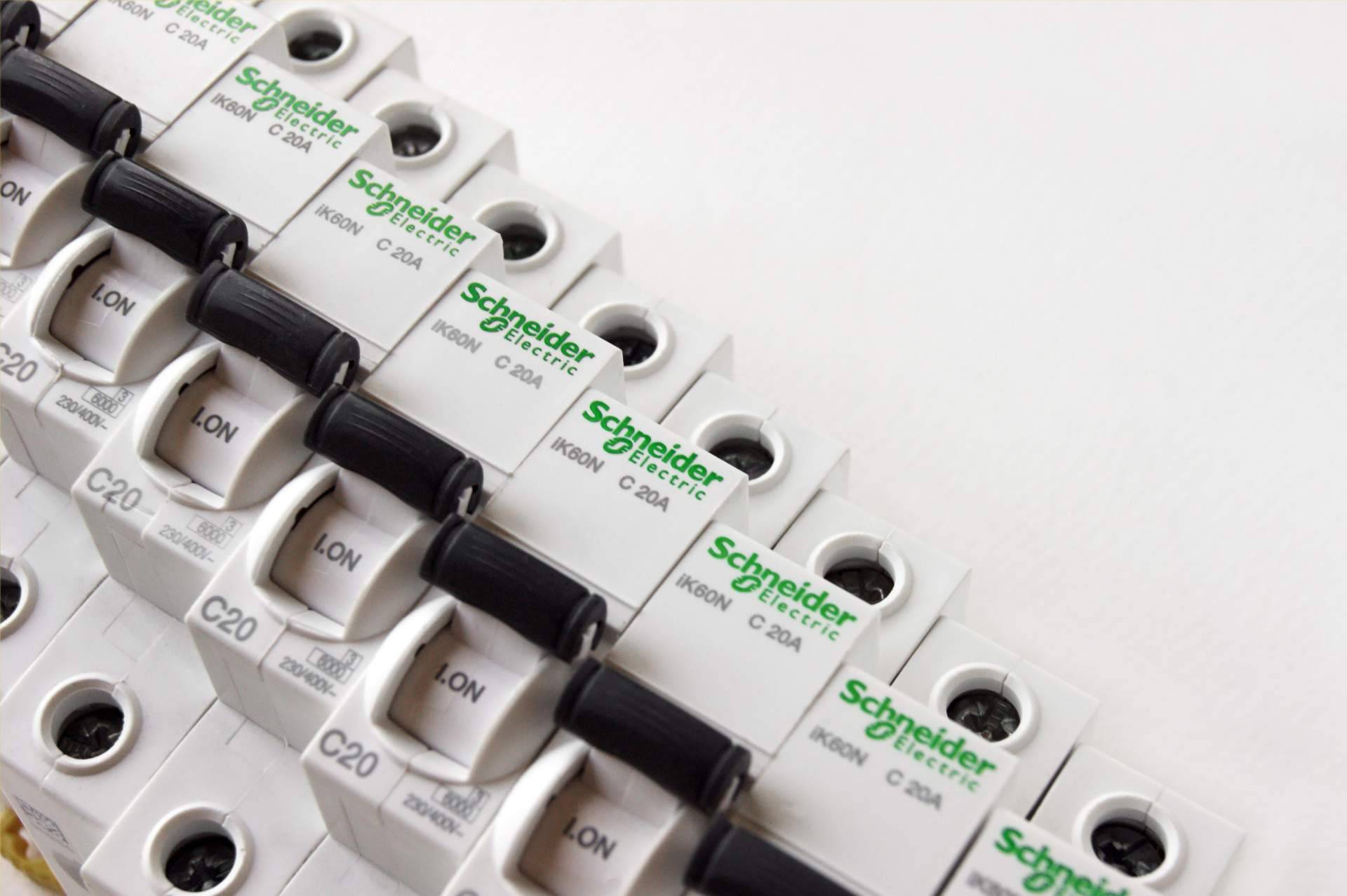Cadenza Electric refuerza su oferta de material eléctrico Schneider Electric