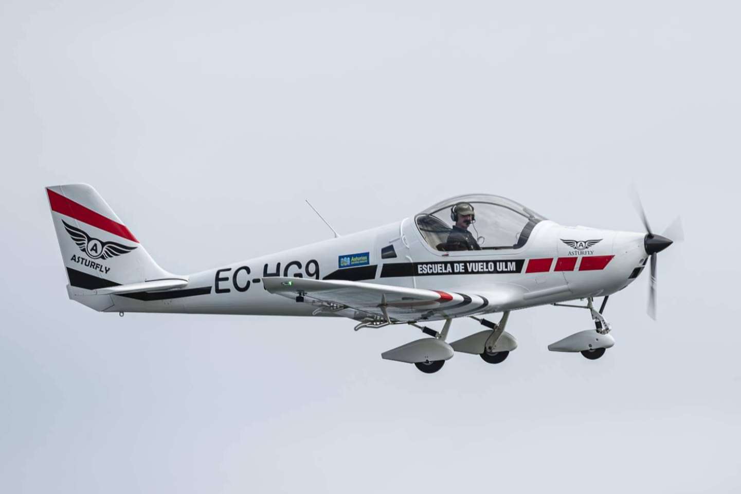 Asturfly ofrece formación de pilotos y recorridos aéreos únicos en Asturias