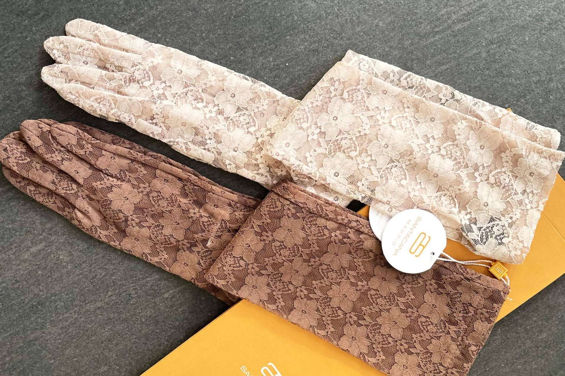 Ideas de regalos de Navidad, guantes para mujer y hombre con el sello artesanal de Santacana