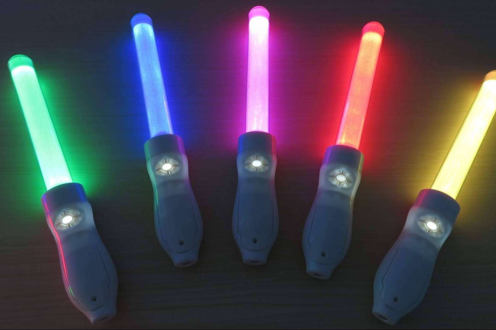 Innovación en eventos, palos de votación luminosos para interacción y dinamismo