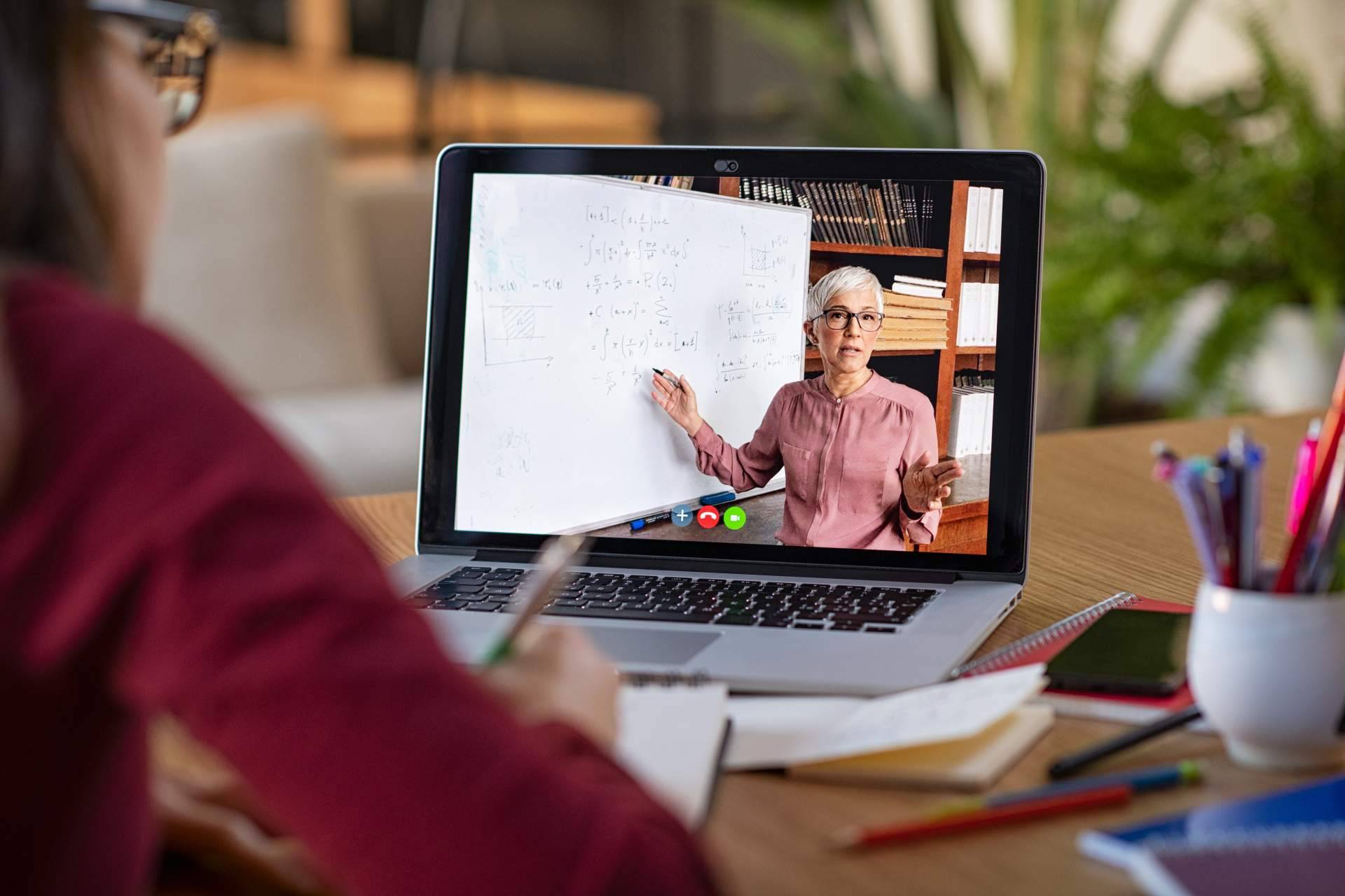 Educación empresarial avanzada con los programas de posgrado online de ENEB