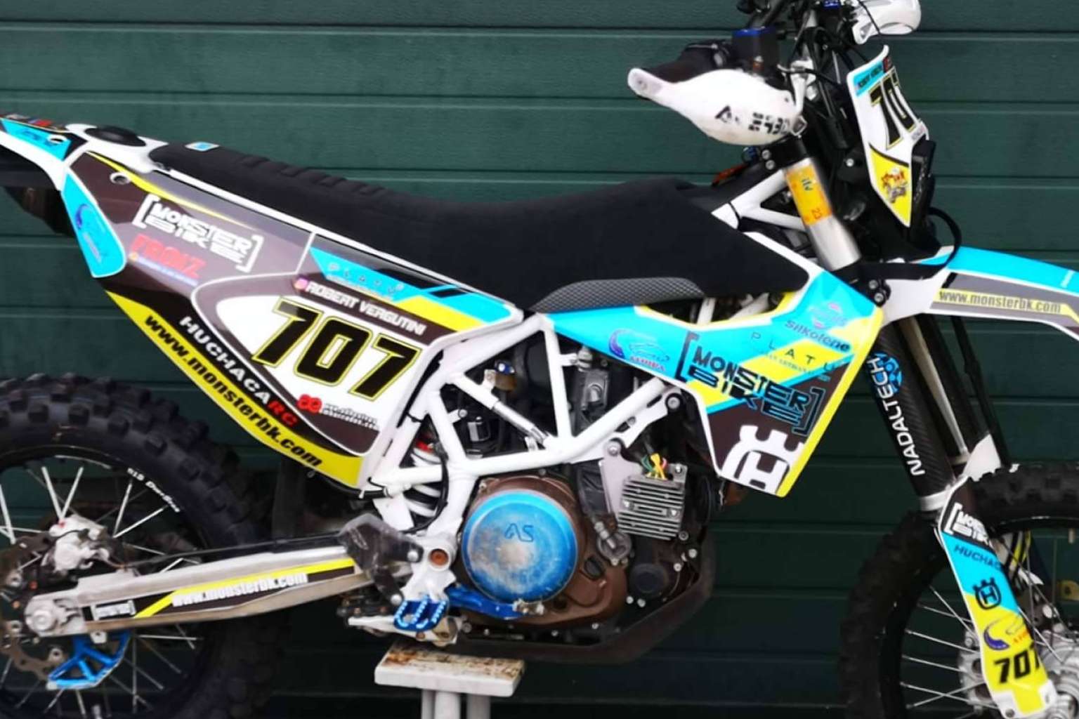 Plásticos y adhesivos de alta calidad para motos off-road, el nuevo estándar de ADHESIVOSEMBARRADOS