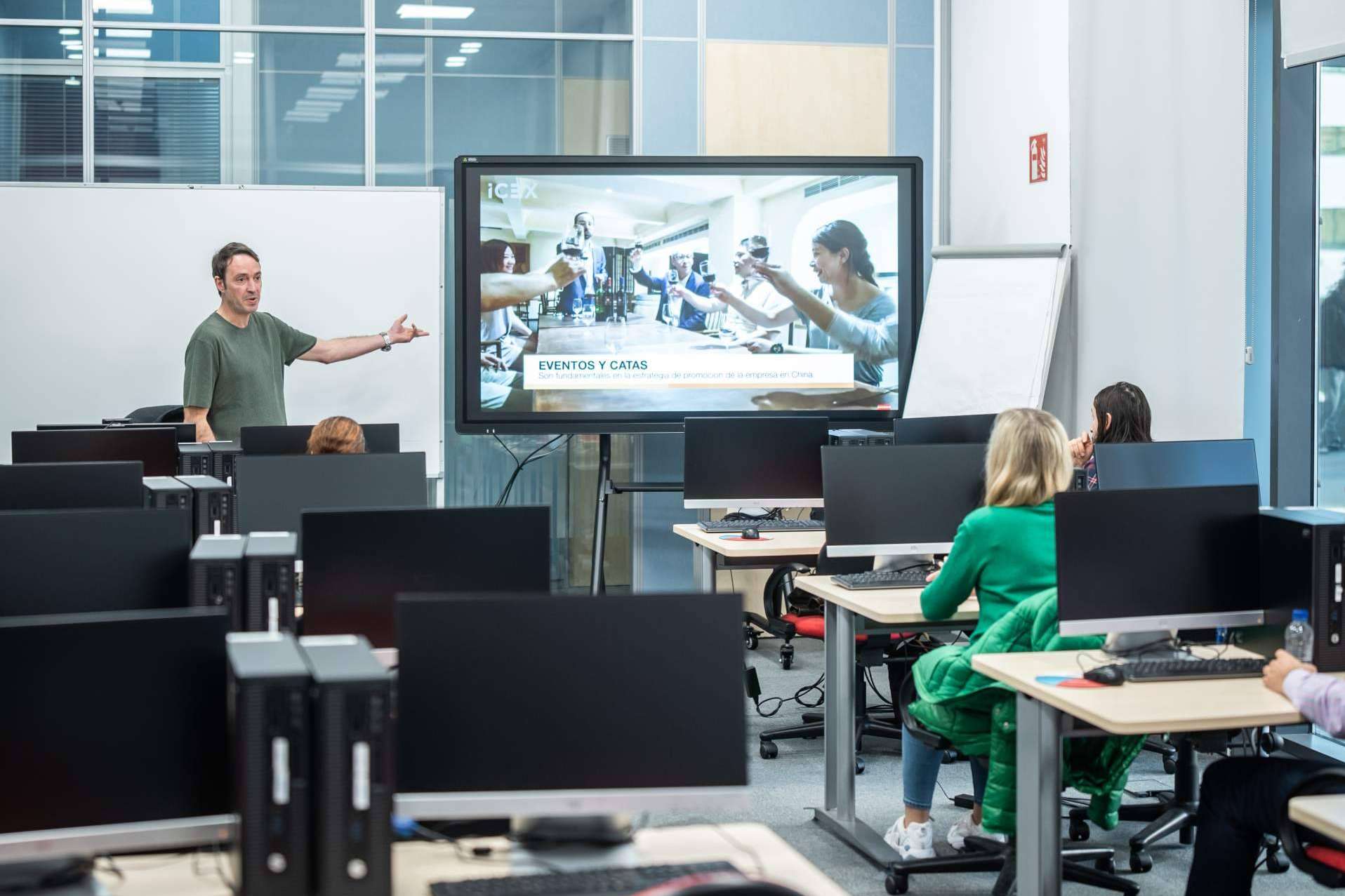 Inglés gratis para trabajadores y desempleados, formación accesible en la Comunidad de Madrid