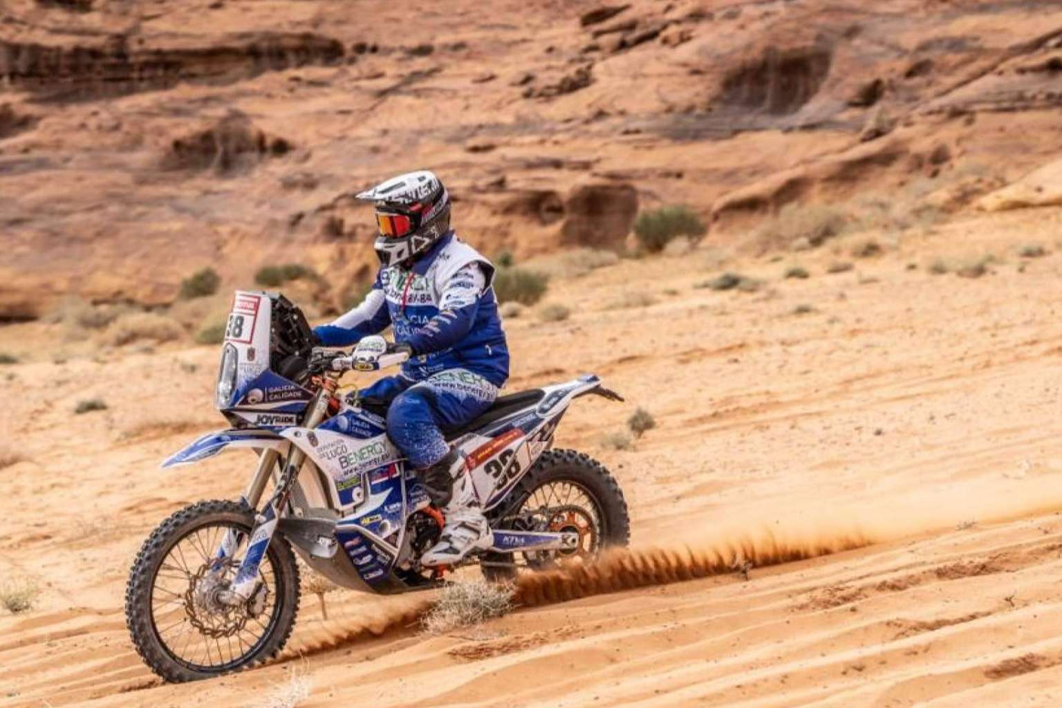 Diseños personalizados en plásticos y adhesivos para motos offroad, la apuesta de ADHESIVOSEMBARRADOS