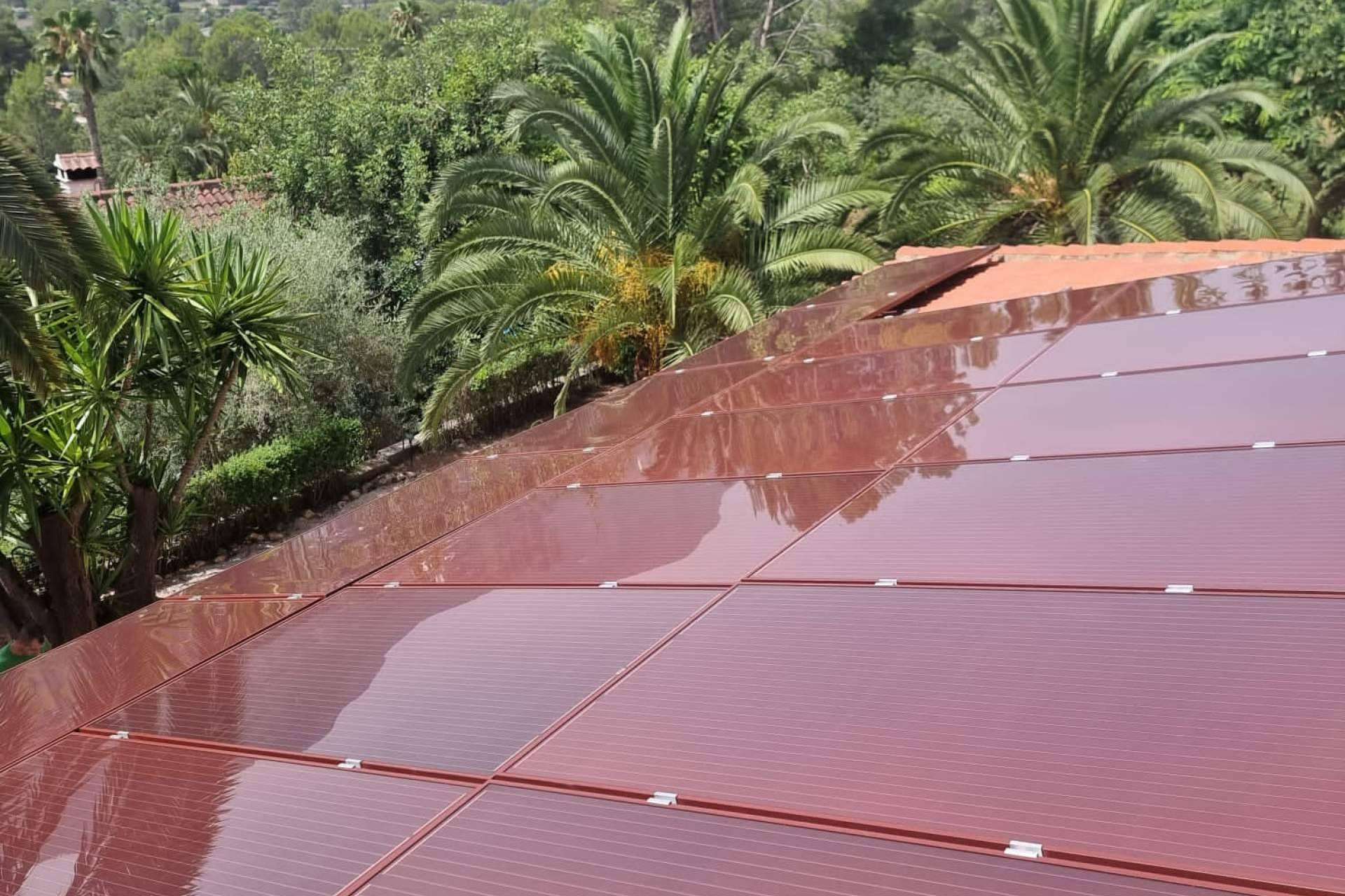 Sostenibilidad sin renunciar a la estética, los paneles solares color teja para edificios tradicionales