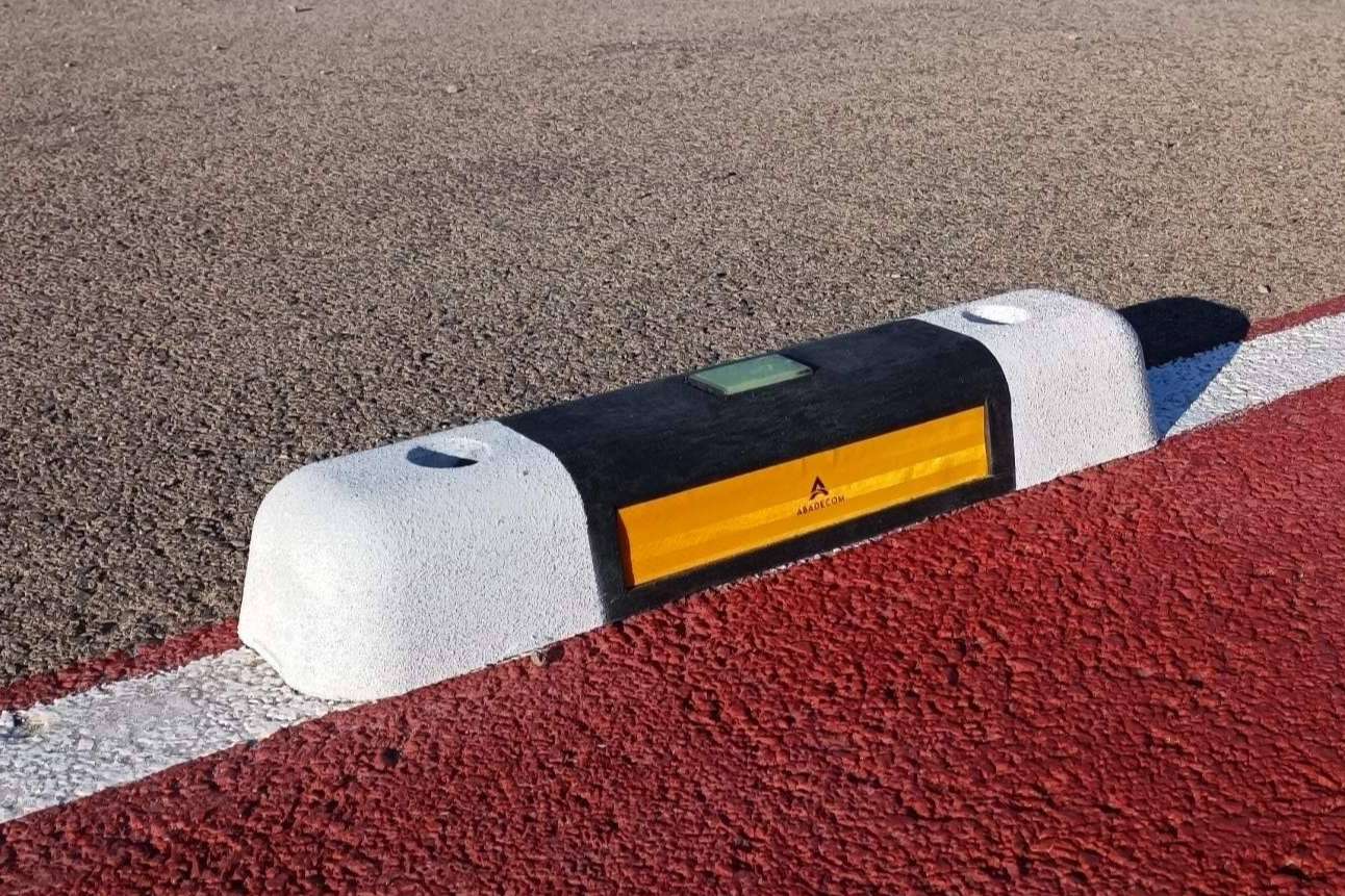 Abadecom Urban consolida su liderazgo con su separador de carril bici fotoluminiscente en España y Latinoamérica