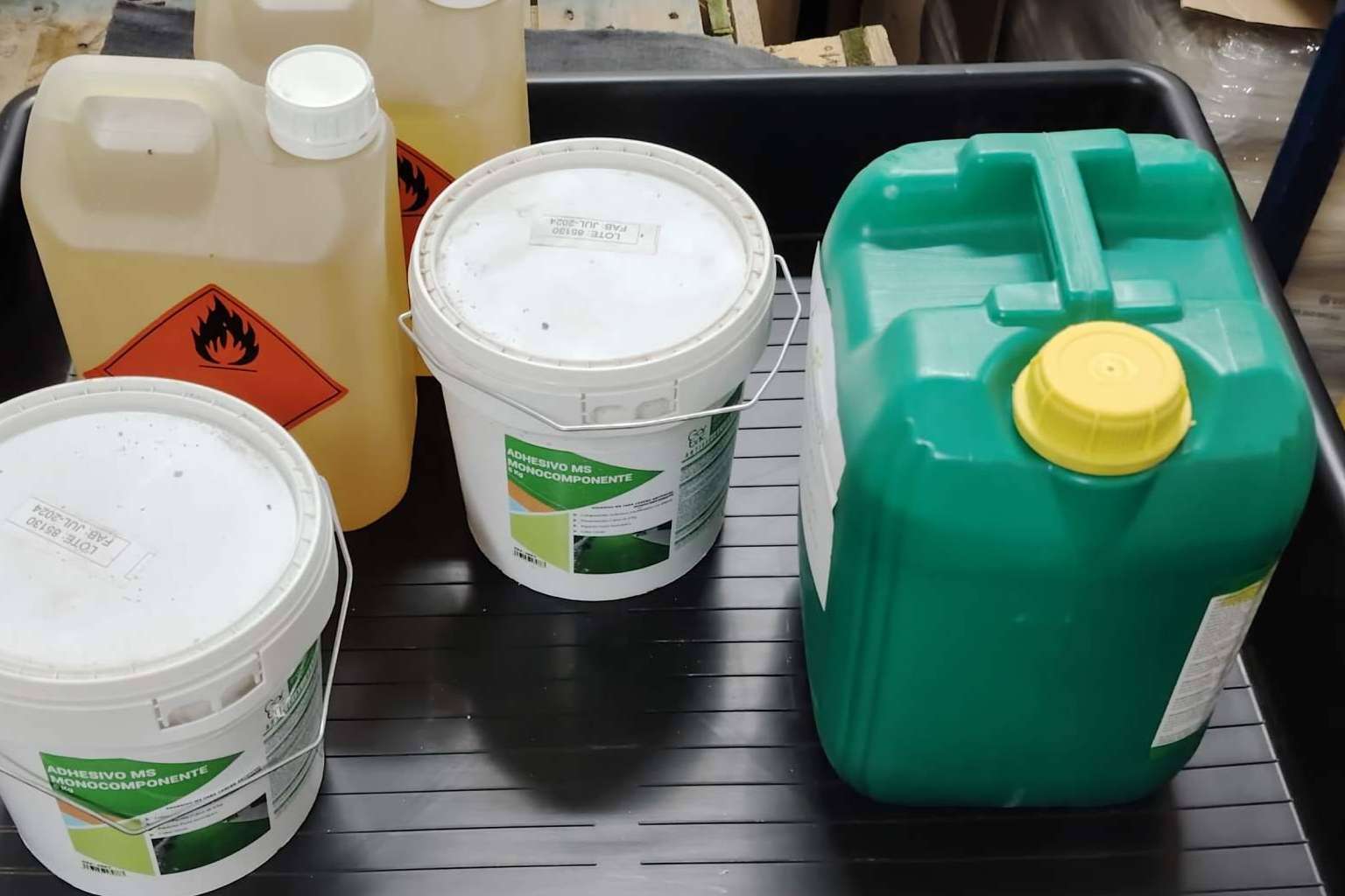 Almacenamiento eficiente de barnices y adhesivos en la industria del calzado