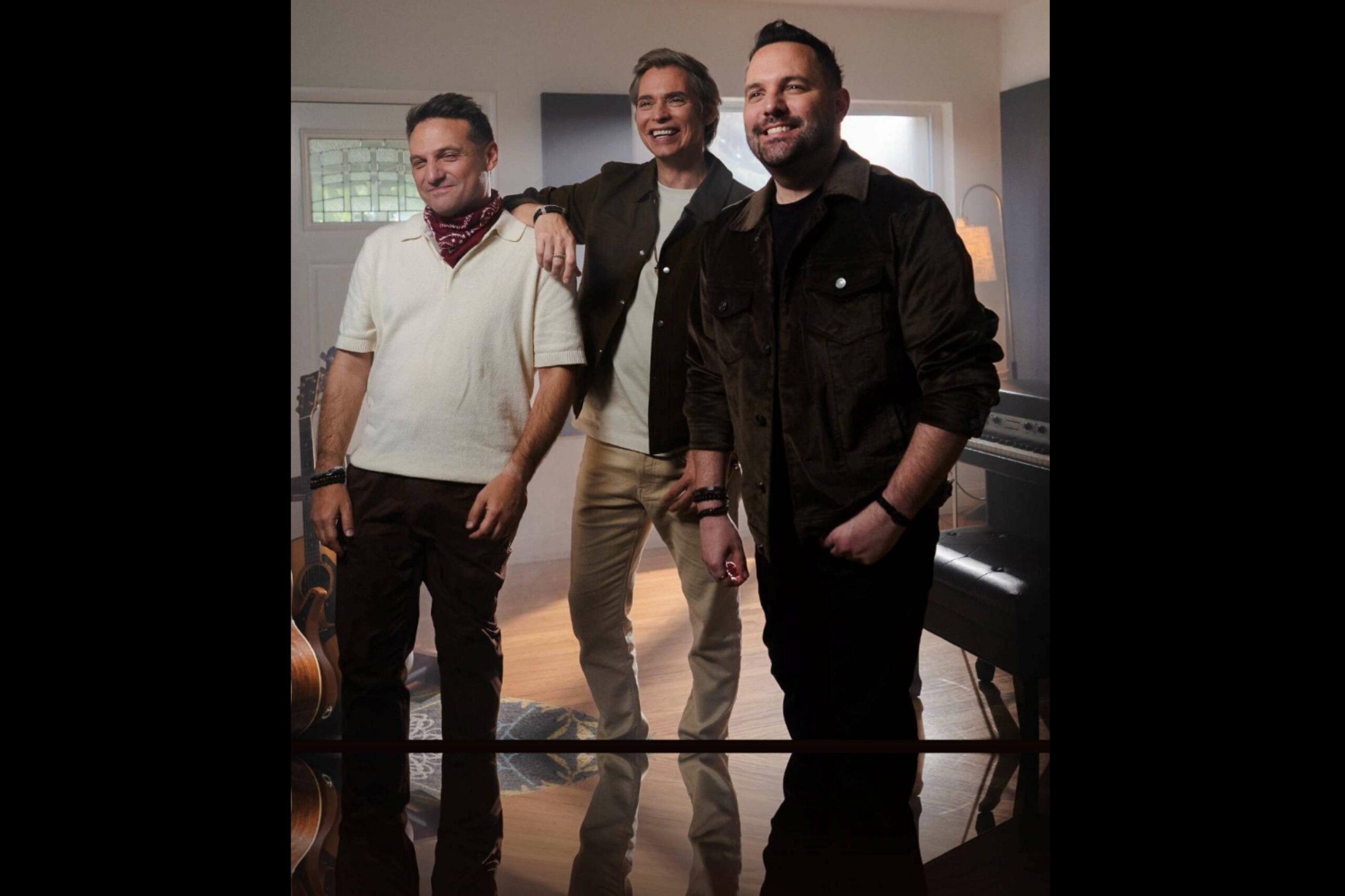 SanLuis y Carlos Baute encienden la pista con una vibrante versión salsa de 'Hay Fuego'