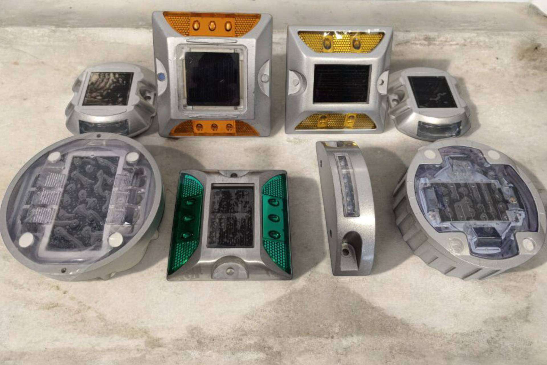 Abadecom ofrece captafaros solares LED con alta visibilidad y bajo mantenimiento