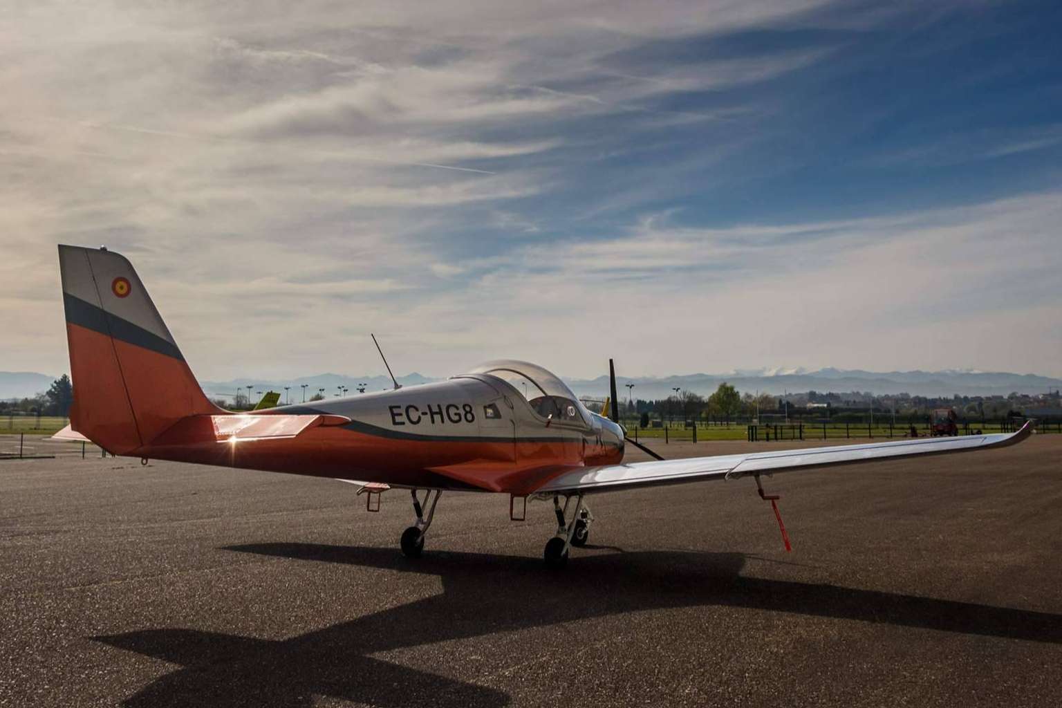 Asturfly presenta una experiencia de piloto de avioneta con vistas privilegiadas de la montaña asturiana