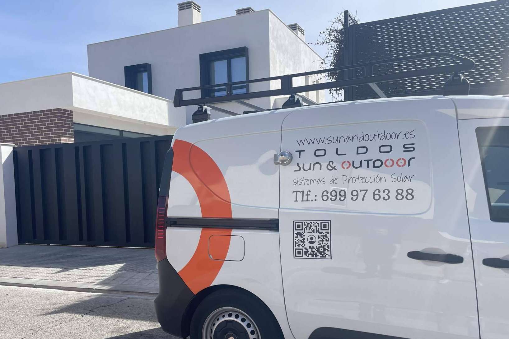 Calidad a medida y atención cercana en instalación de toldos en Madrid, sello de Sun&OutDoor