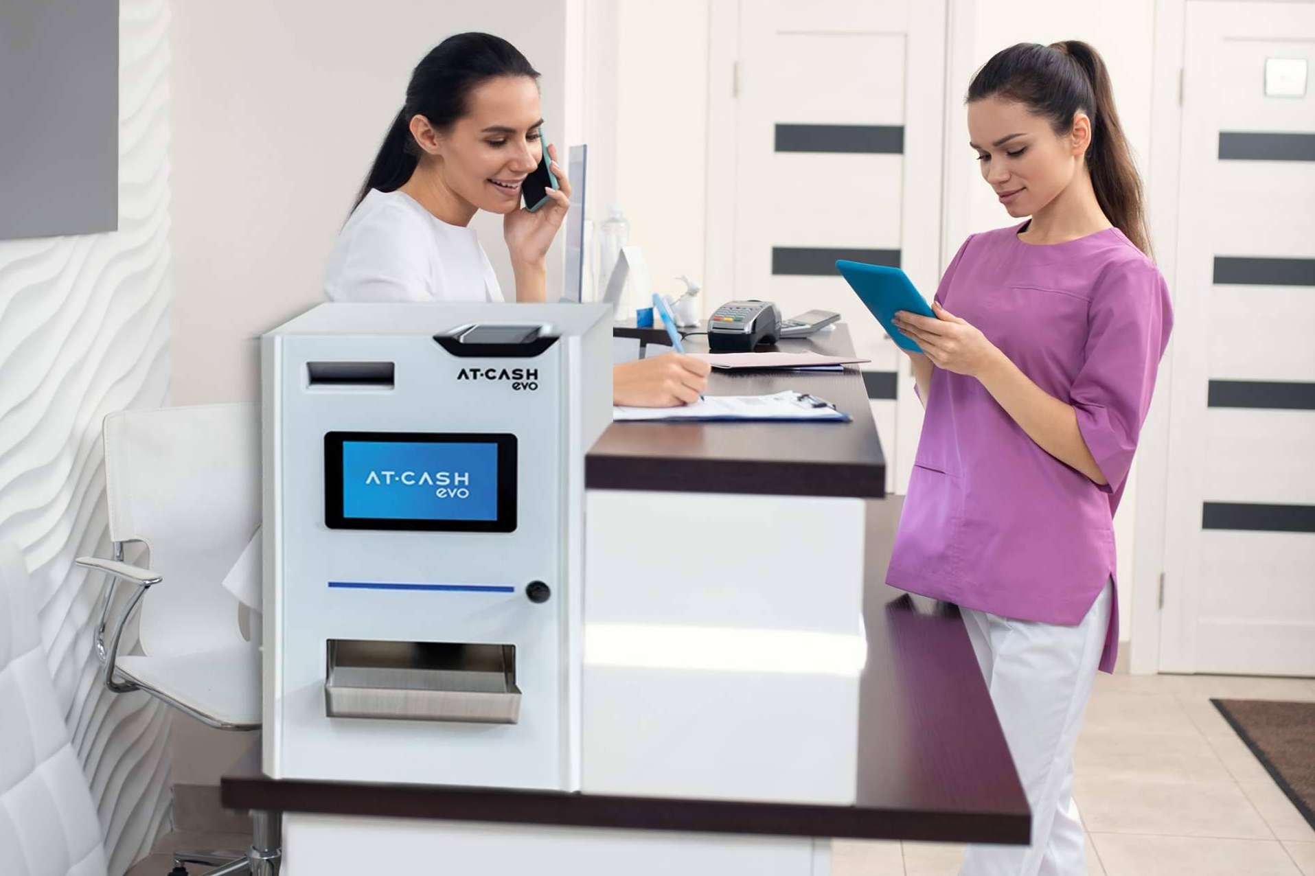 AT-CASH EVO se renueva; ahora en color blanco