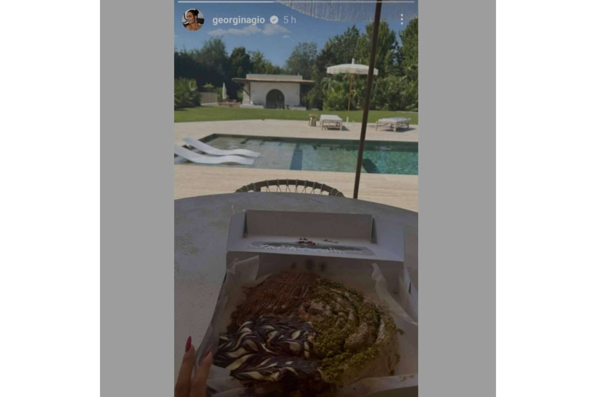 Georgina y Cristiano Ronaldo se rinden ante los rollos de canela de Dulce Canela en Málaga