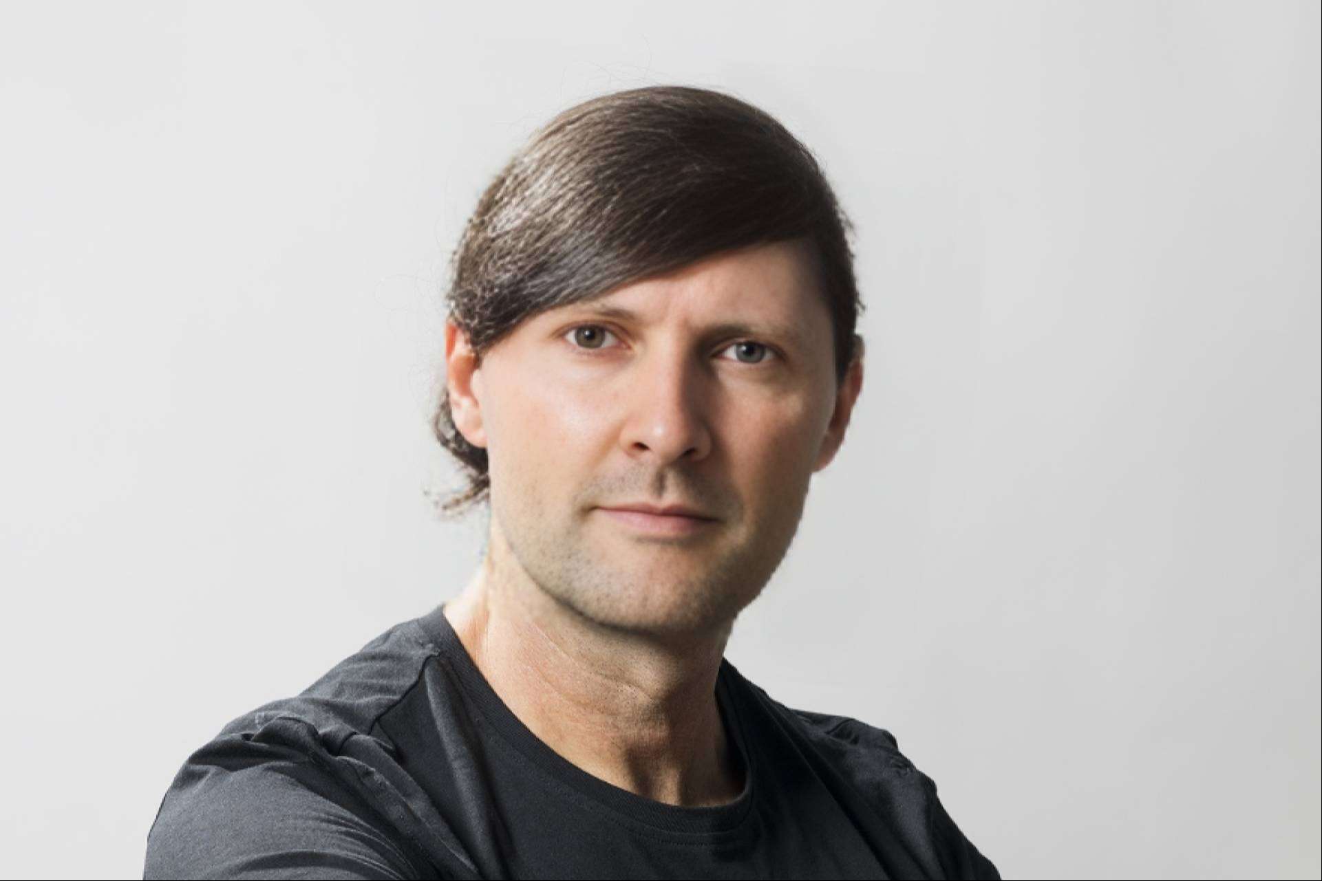 Miguel Ángel Sotelo debuta en la literatura con Órbita Wanderlust, una mirada lúcida y humanista al viaje como experiencia vital.