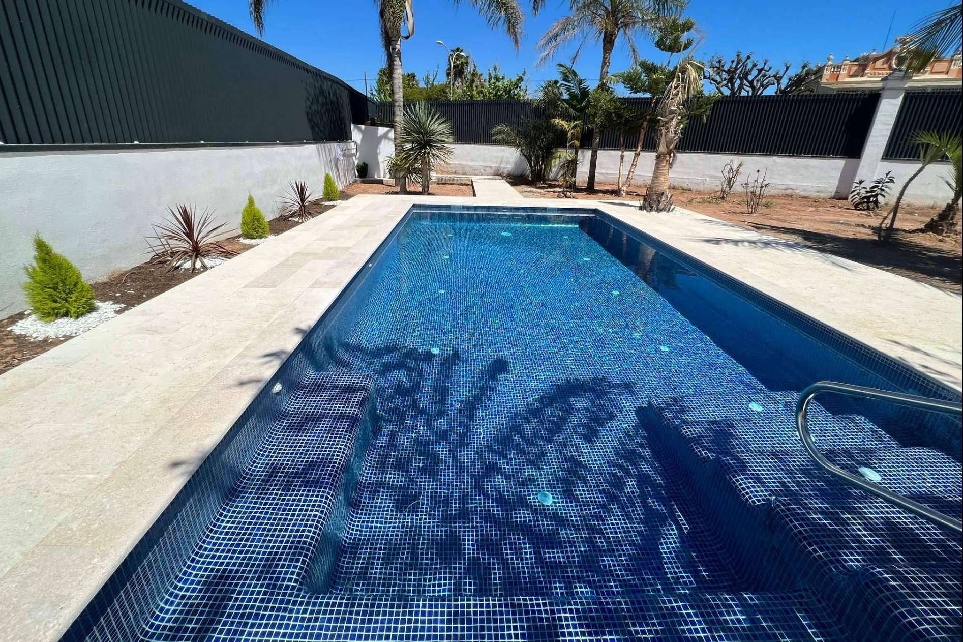 ¿Cuál es la mejor opción para una piscina con menos químicos y más saludable?
