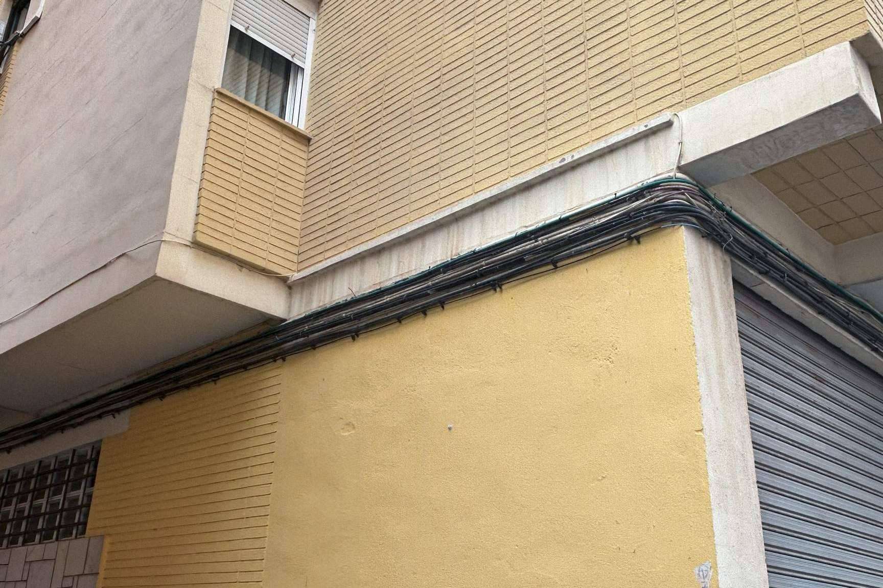 Tapacables impulsa la estética urbana con canaletas para ocultar cables fachada en comunidades de vecinos