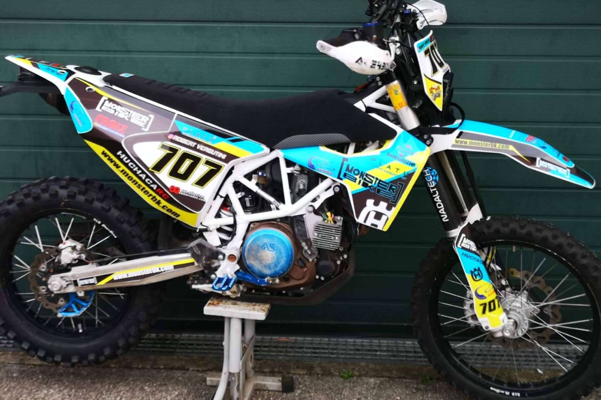 Personalización integral para motos off-road, ADHESIVOSEMBARRADOS lanza vinilos adaptados por modelo
