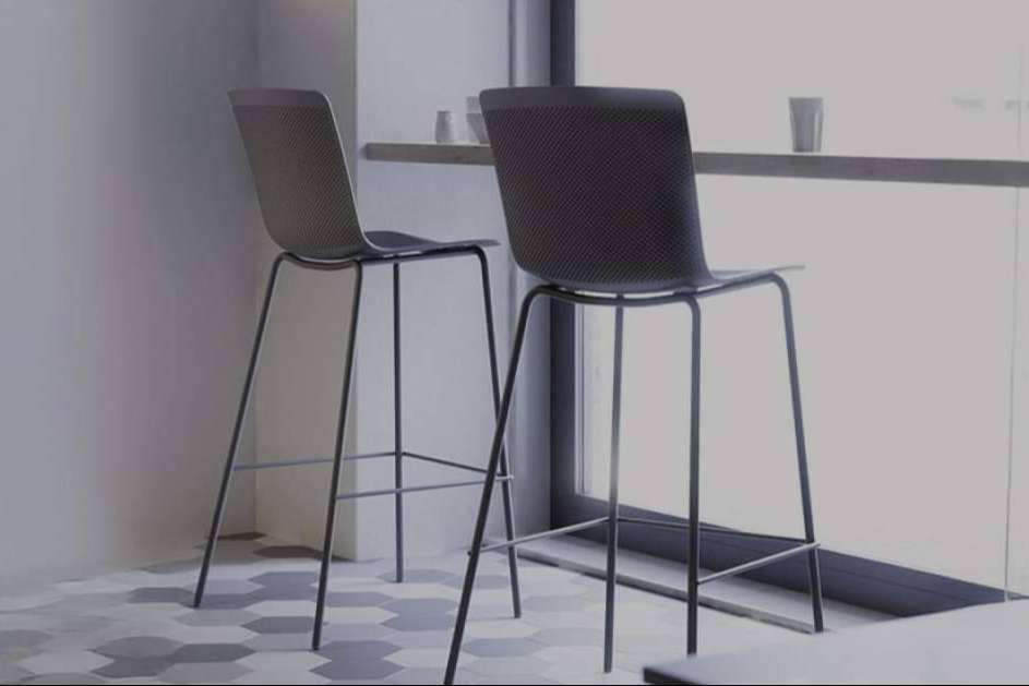 Taburetes altos con criterio de diseño, la propuesta de Spacio para entornos dinámicos y funcionales