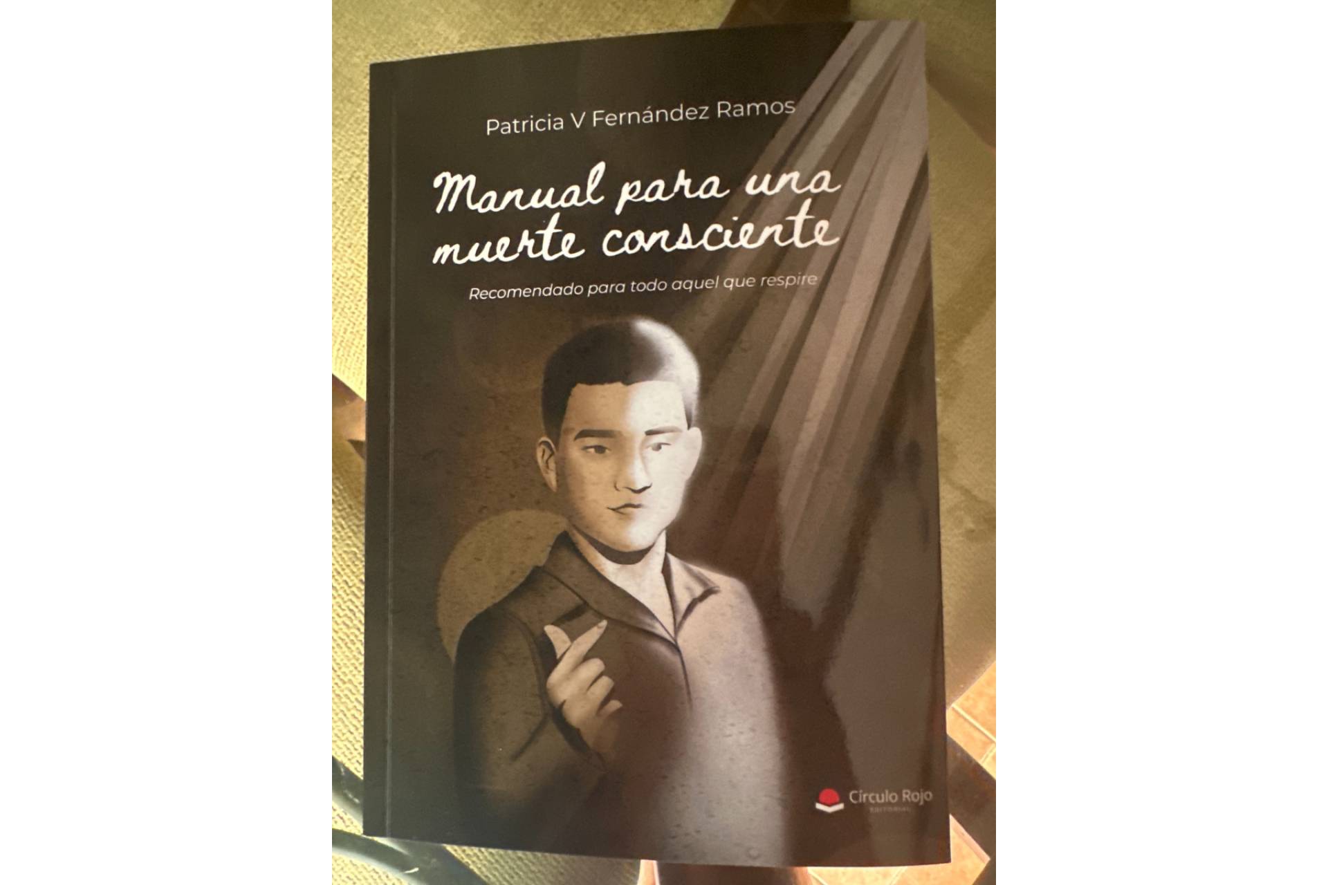 Patricia V Fernández Ramos publica ´Manual para una muerte consciente´, una obra que humaniza el proceso de morir desde la experiencia y el amor.