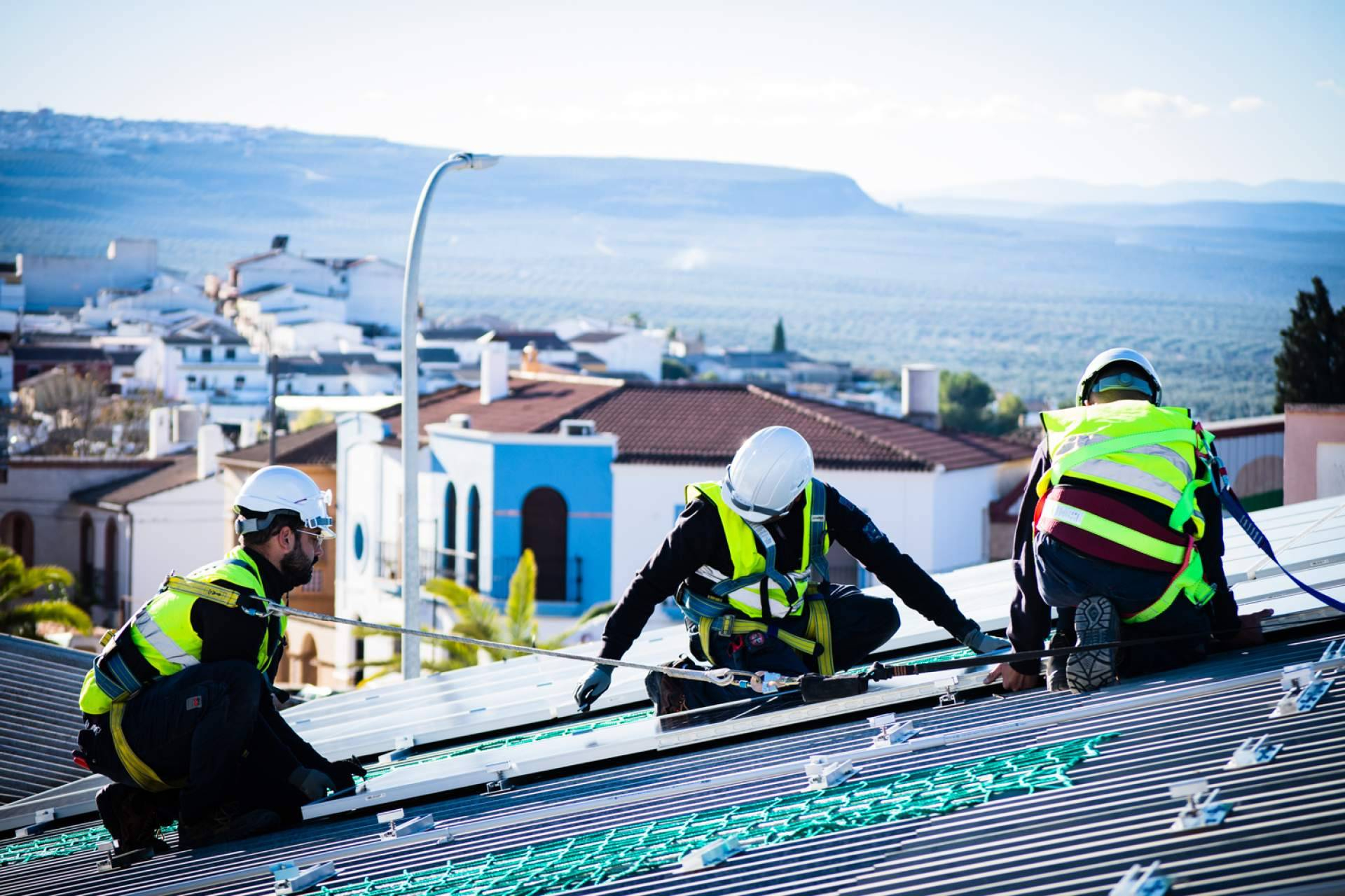 Paneles solares en Jaén, Instalaciones Porcuna facilita el ahorro energético a empresas con acuerdos PPA