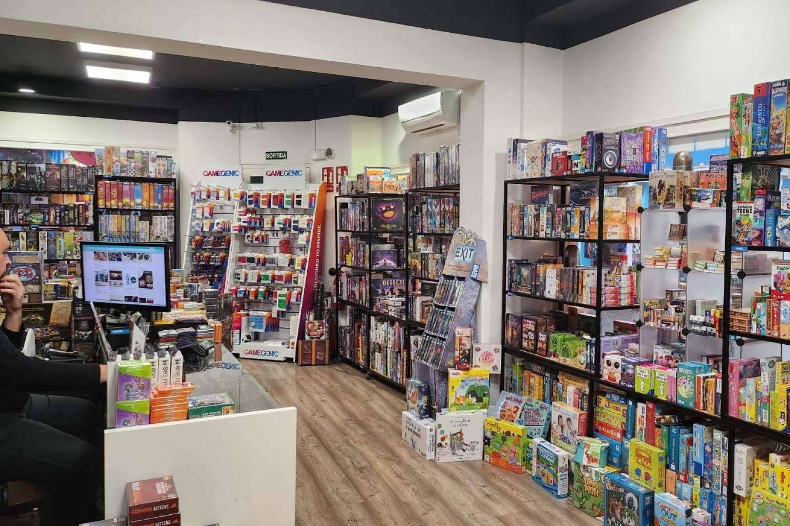 La tienda de juegos de mesa Mathom destaca por su variedad en títulos y cartas coleccionables