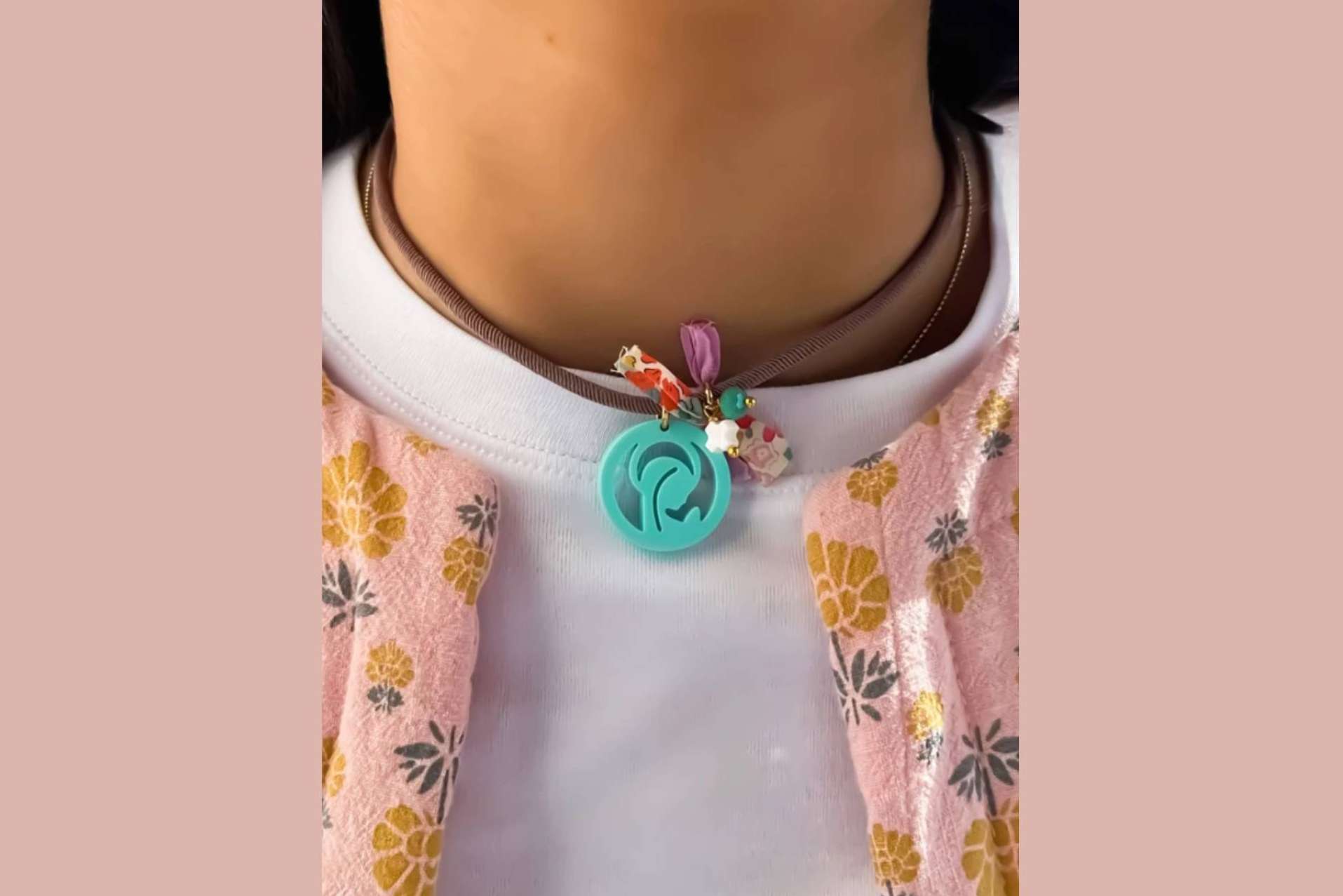 Pulseras Liberty y colgantes con virgen, los complementos más originales de este verano