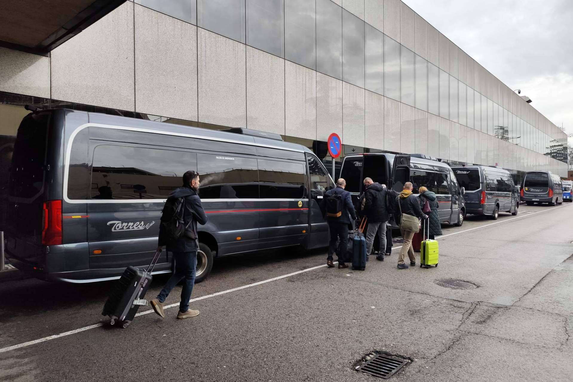 Traslados al aeropuerto de Madrid con vehículos climatizados y atención continua de Torres Bus