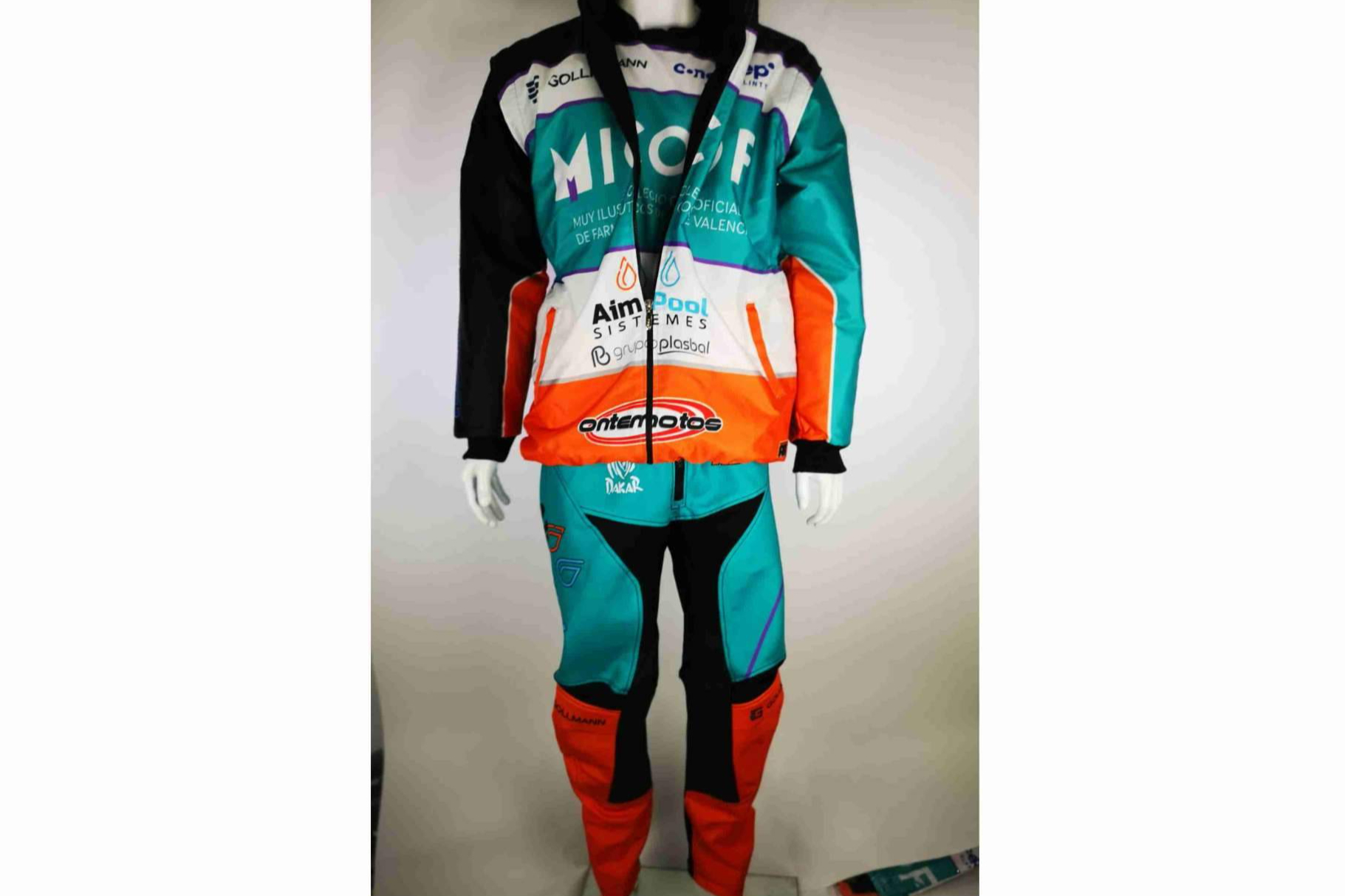 ADHESIVOSEMBARRADOS amplía su catálogo con ropa personalizada para enduro y motocross