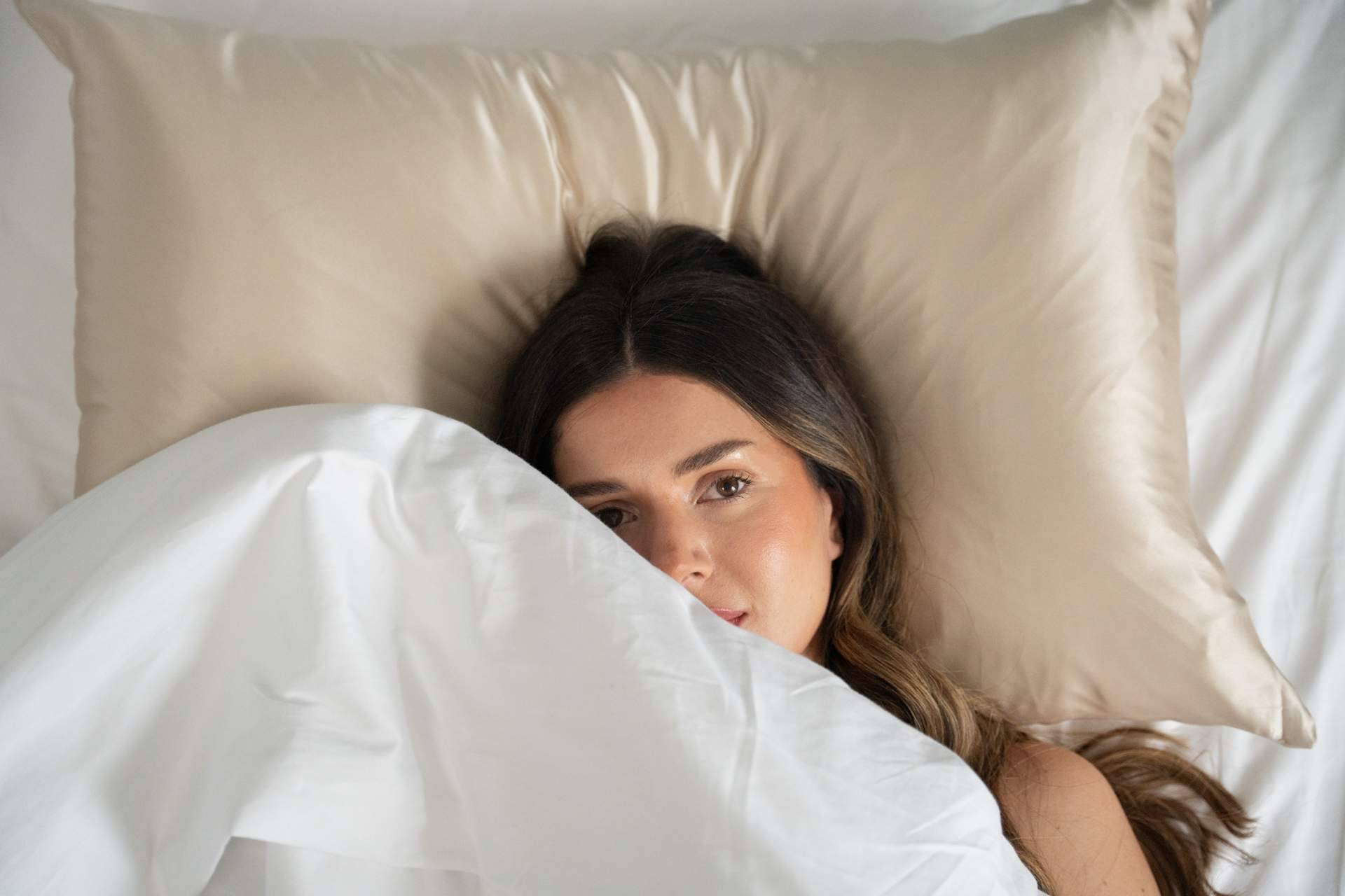 Seis errores comunes al dormir que afectan la salud de la piel y el cabello