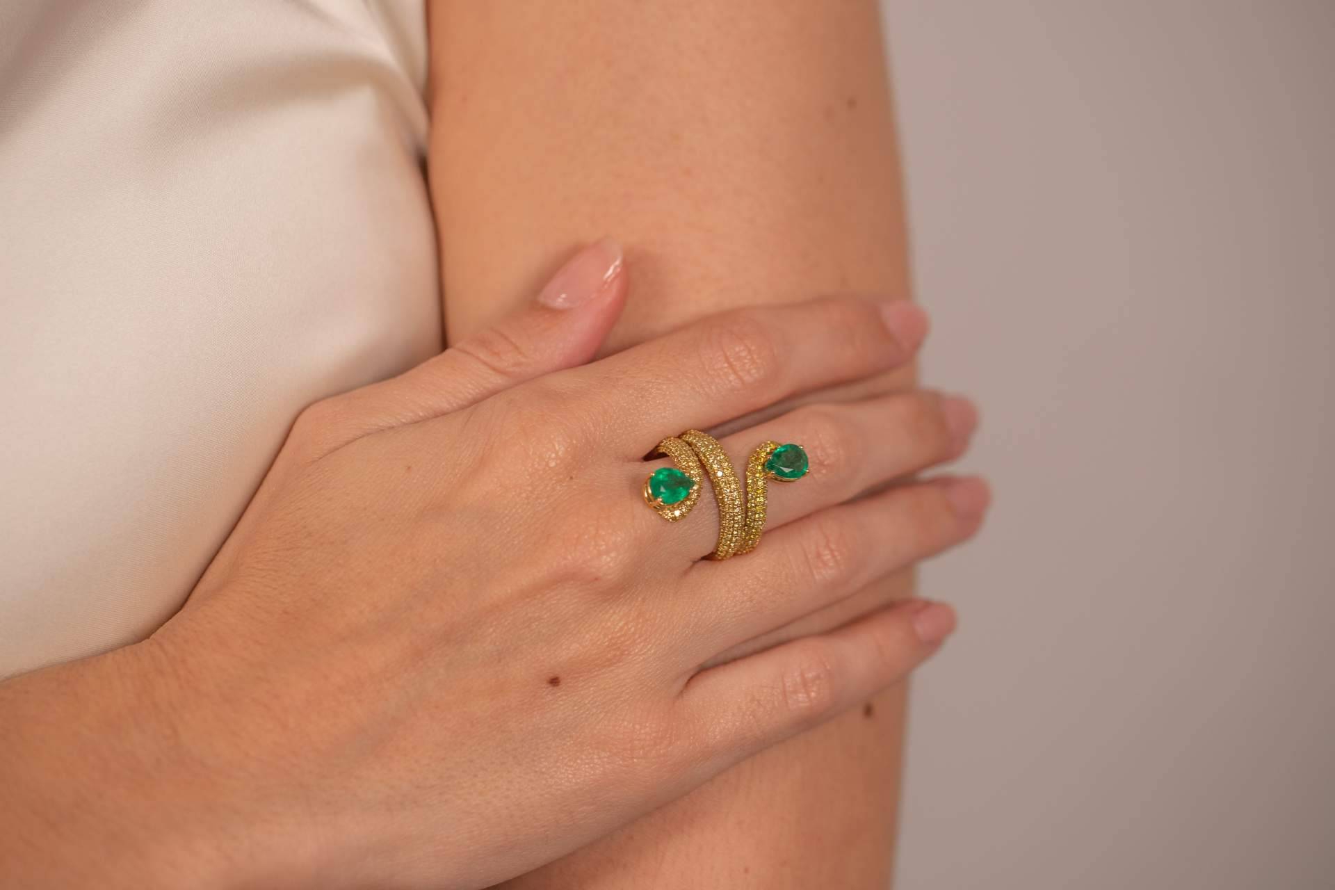 Elegancia cromática en la mano; anillo con esmeralda y anillos con zafiros