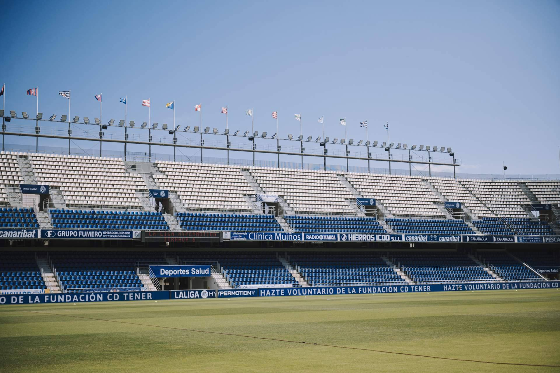 España se llena de 'turistas futboleros'; más de 15.000 visitas a estadios en lo que va de verano