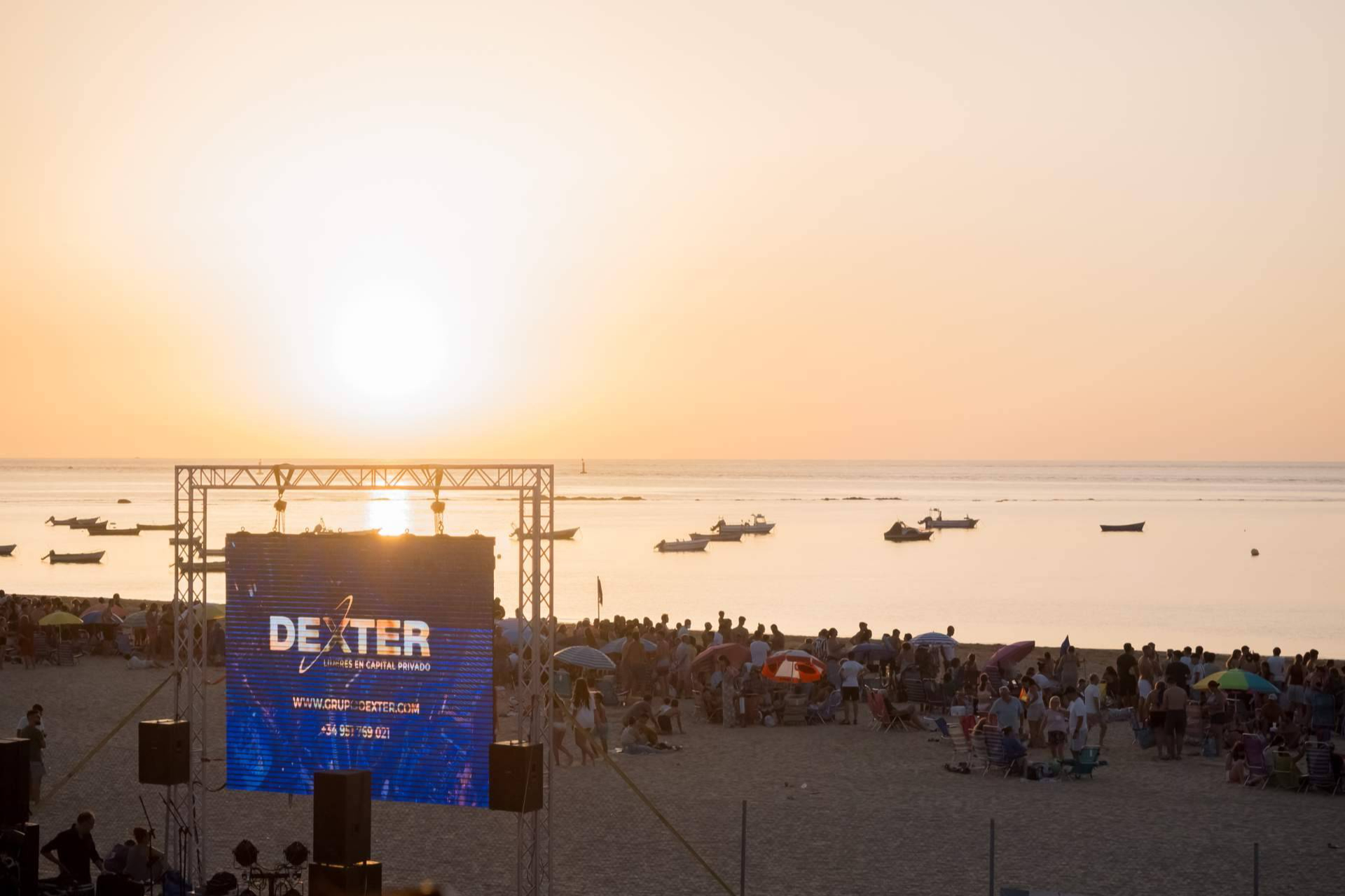 DEXTER brilla en la arena de Sanlúcar congregando a más de 300 empresarios