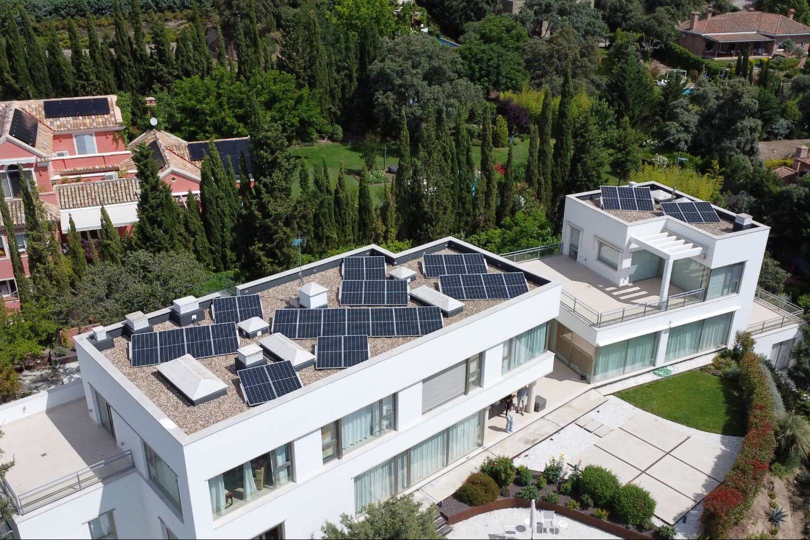 Lumio responde al cierre de instaladoras con una campaña de mantenimientos para placas solares