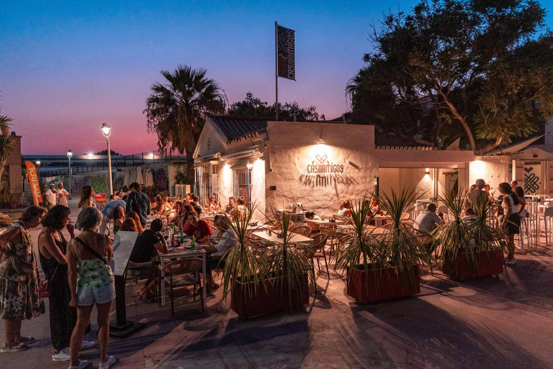 La terraza de Casaamigos Playa, el rincón perfecto para septiembre en la costa este de Málaga
