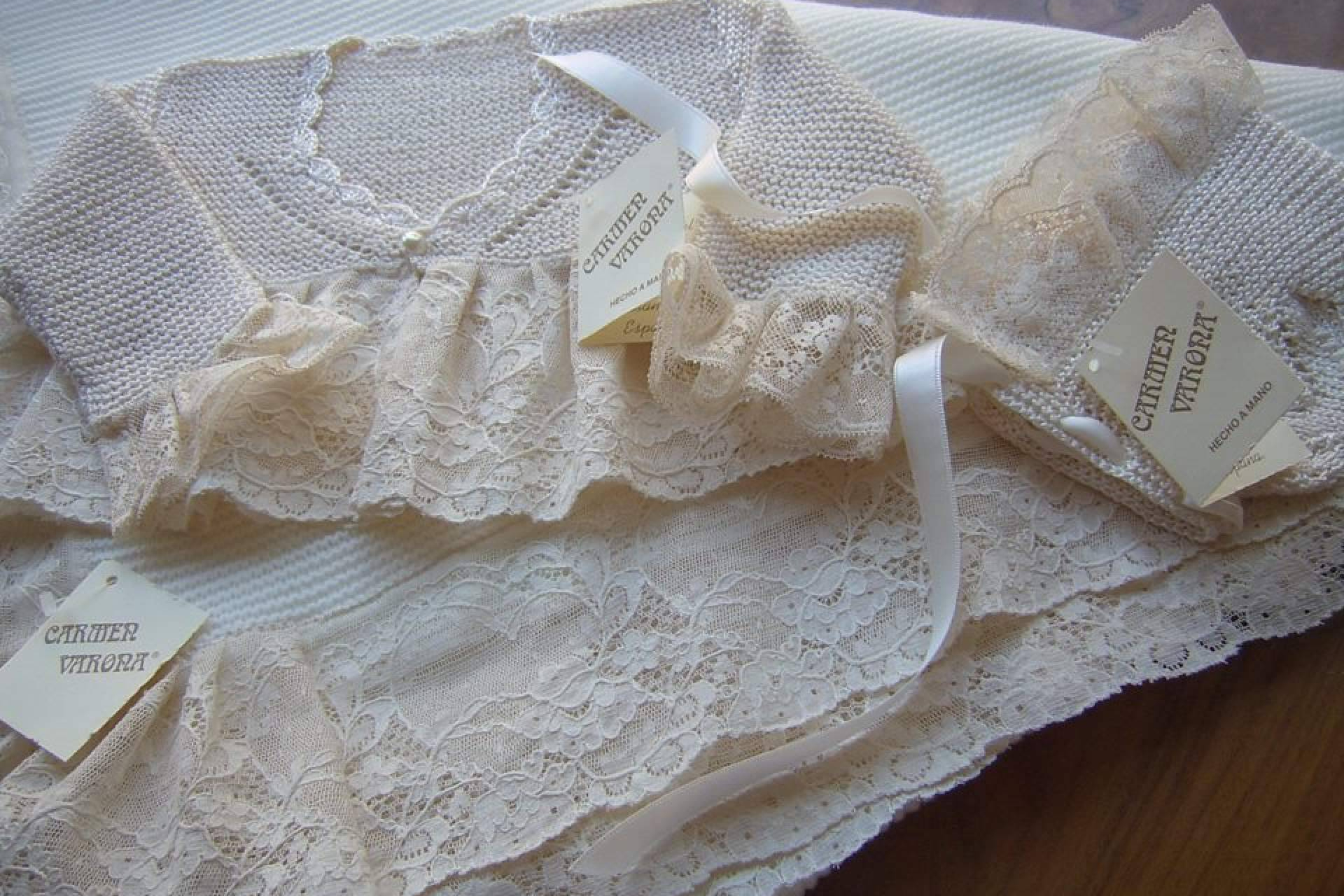 Artesanía exclusiva para la canastilla del bebé; cada pieza, un lujo hecho a mano