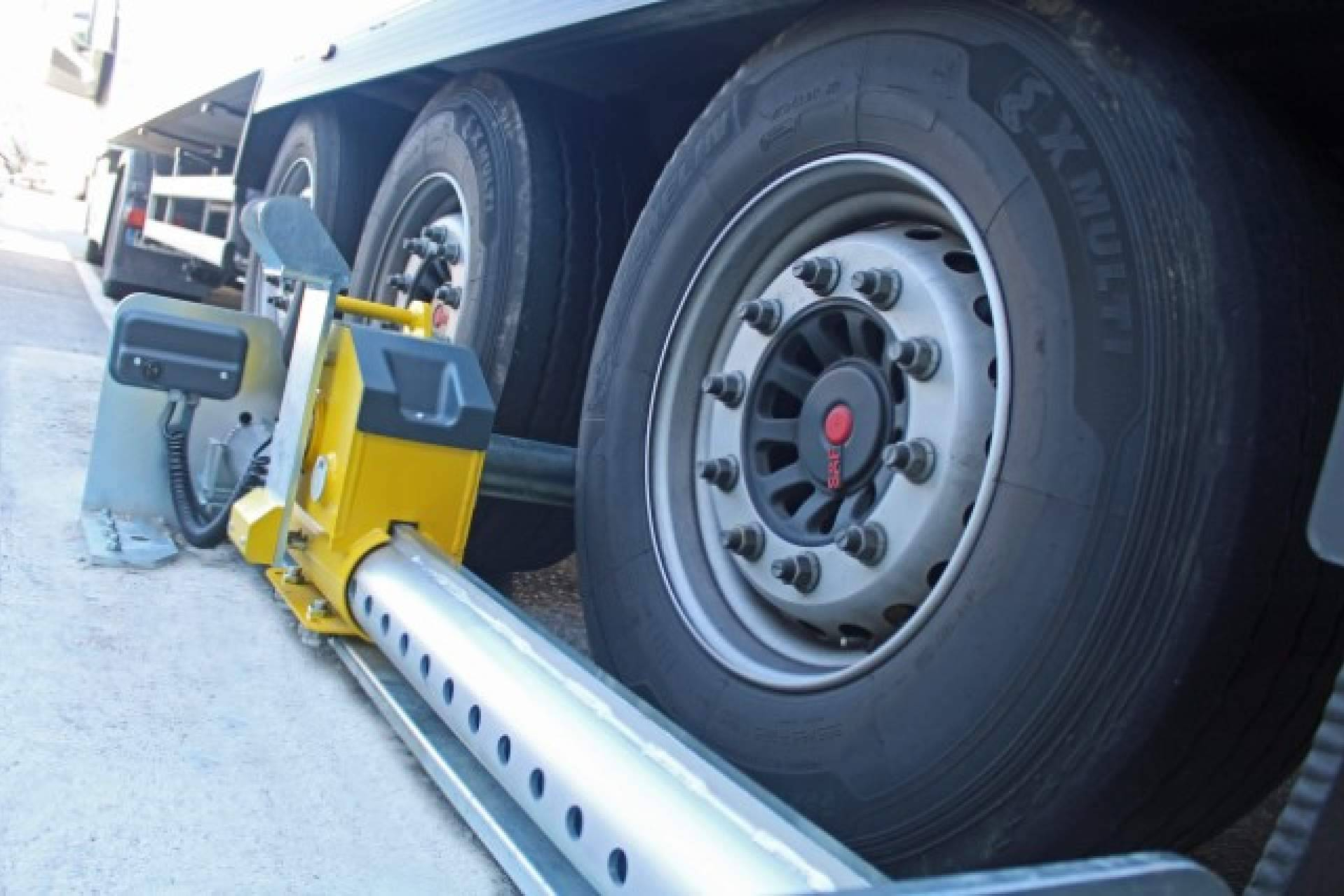 Retenedores de camión de ASSA ABLOY, una solución eficaz para evitar accidentes en zonas de carga y descarga