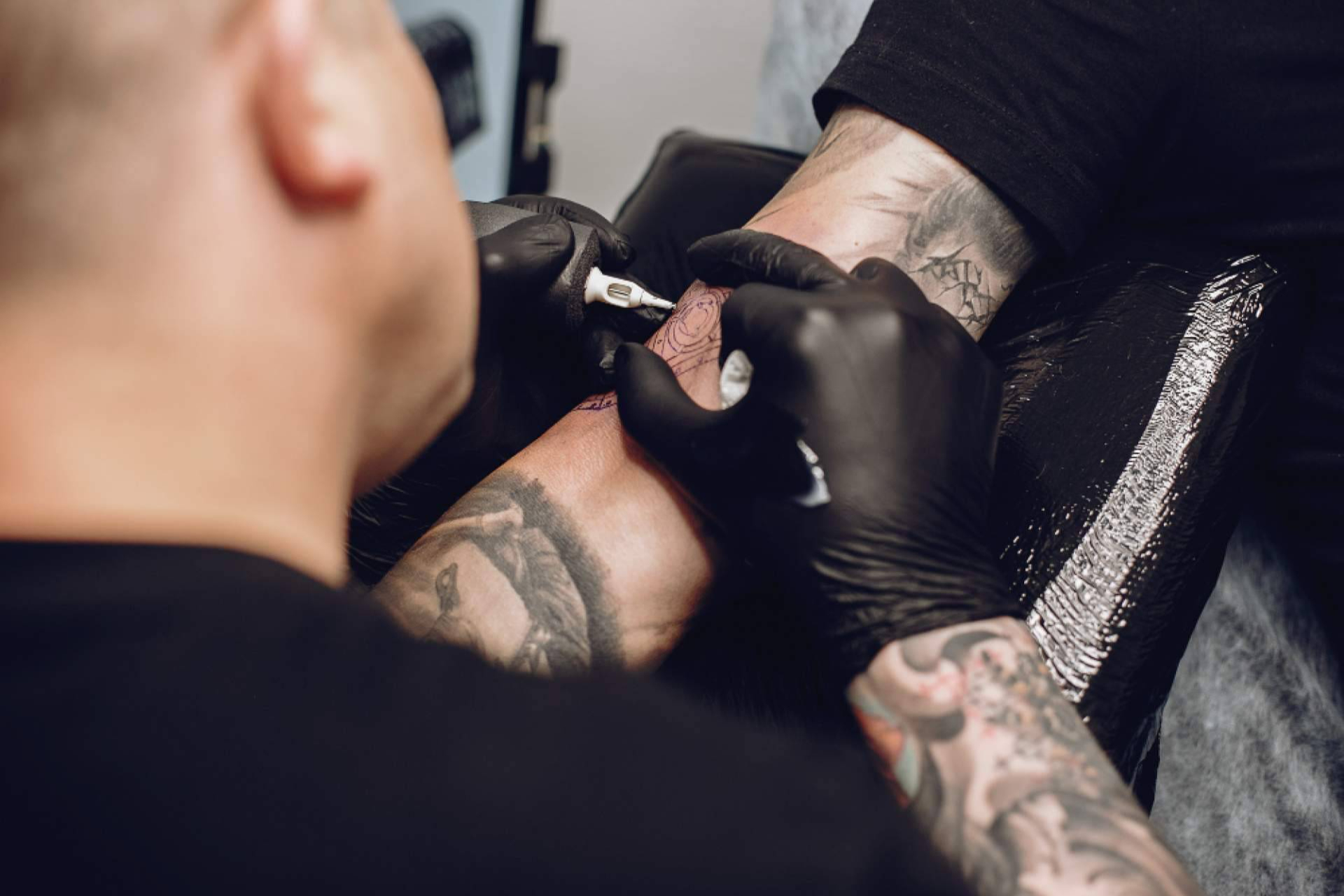 Tatúo lanza en A Coruña una nueva escuela de tatuadores centrada en la experiencia real