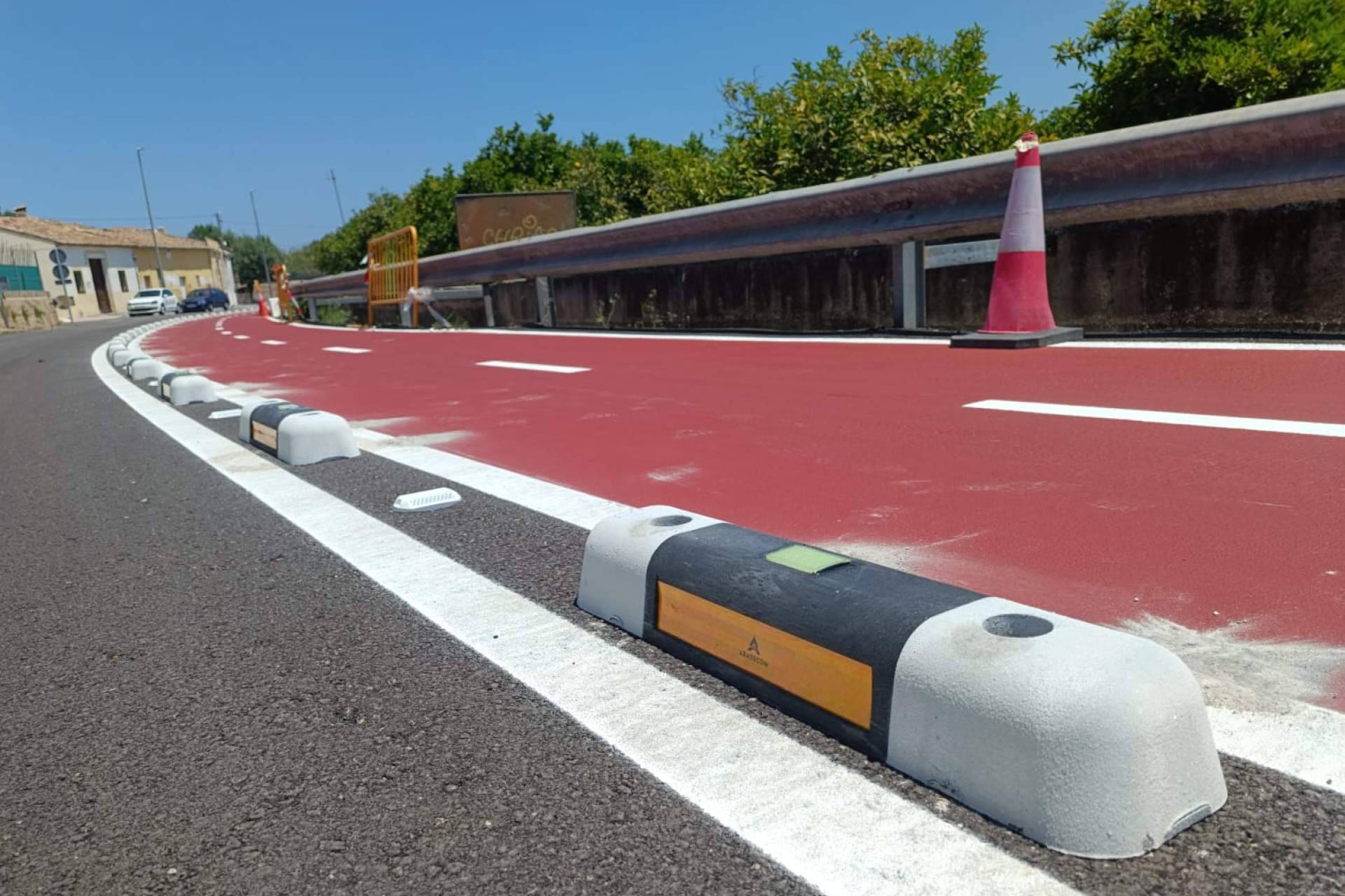 Ciudades españolas refuerzan la seguridad vial con el separador de carril bici fotoluminiscente de Abadecom Urban